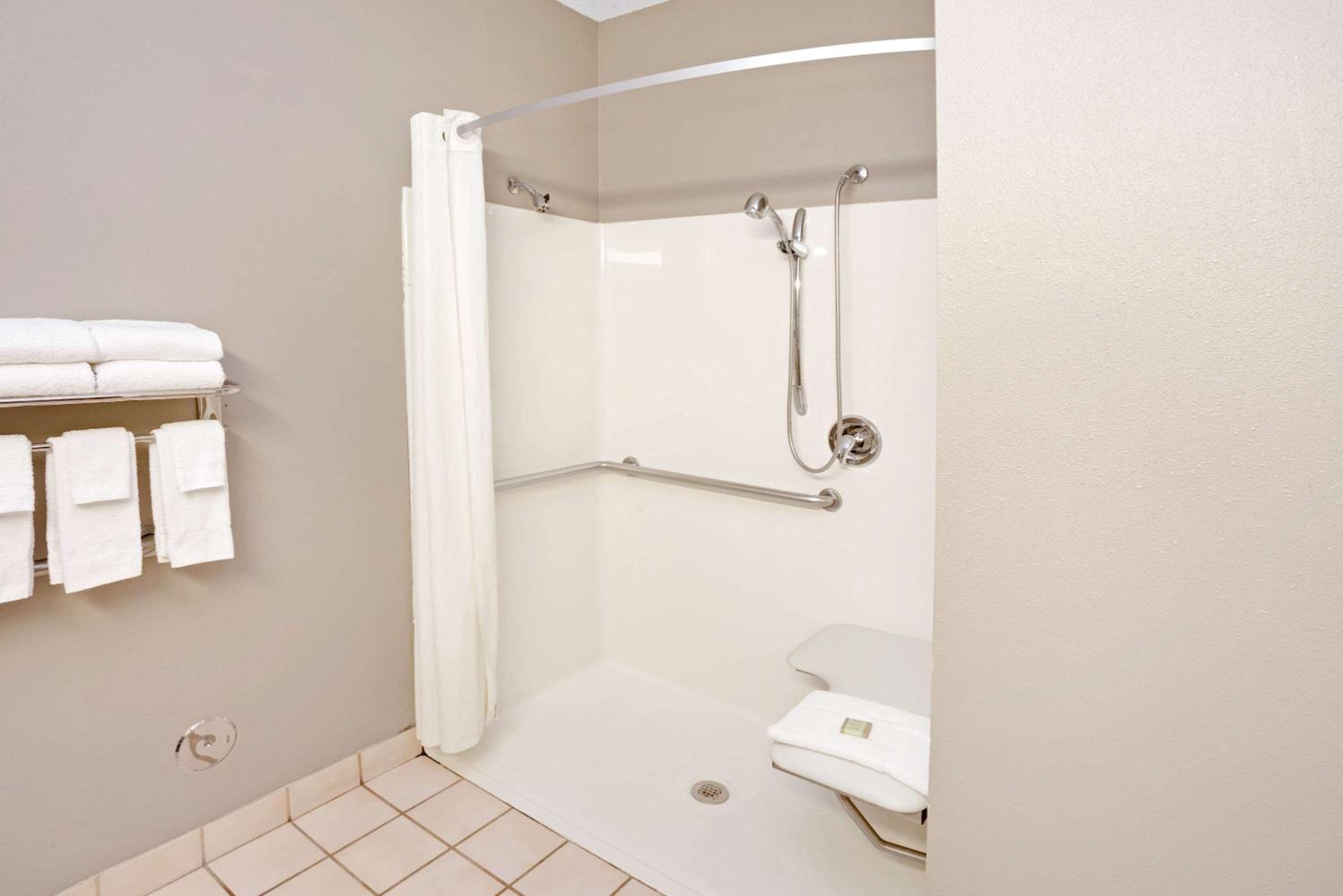 Queen Room with Two Queen Beds - Mobility Access/Non-Smoking - Photo 2