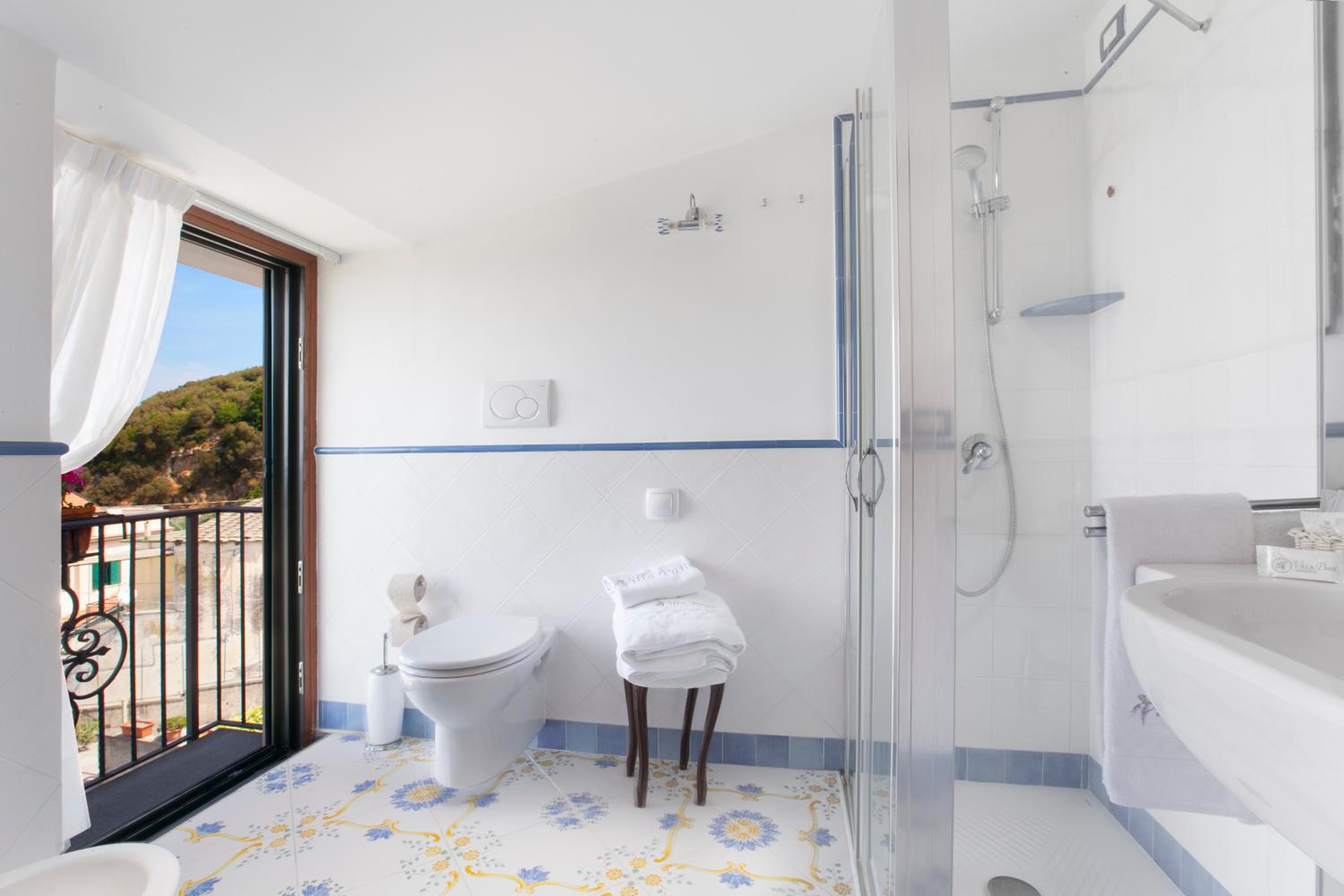 Double or Twin Room with Sea View - Photo 9