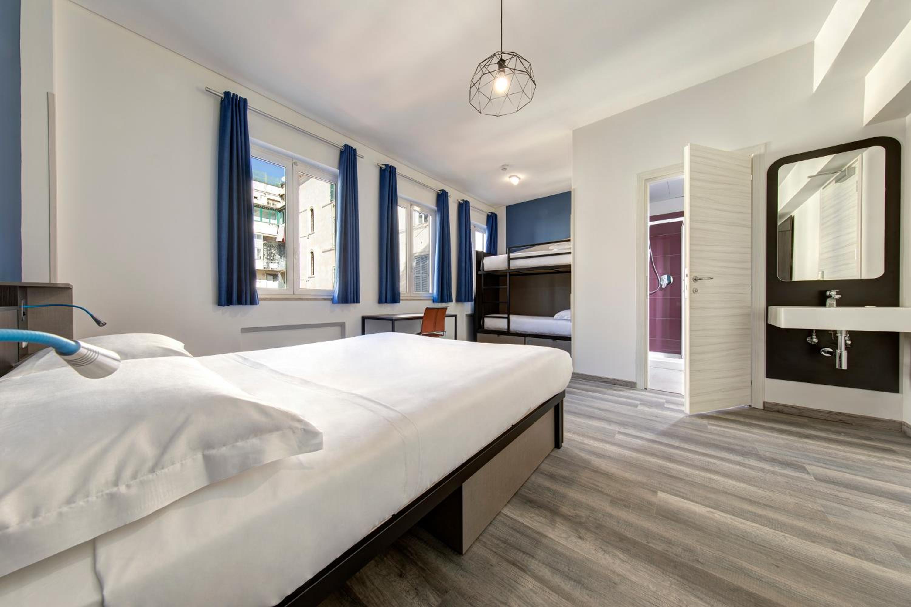 Quadruple Room with Private Bathroom photo 3
