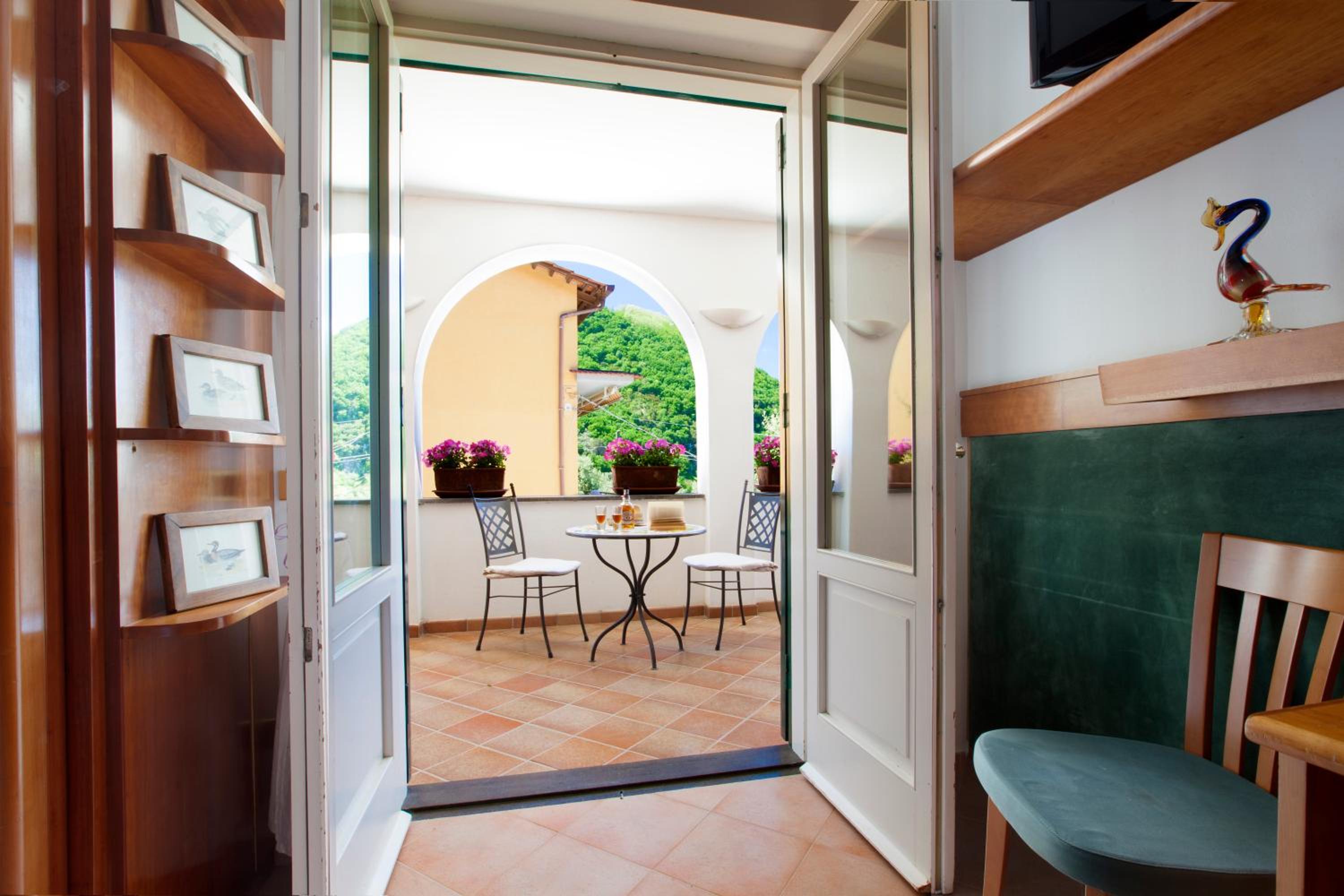 Double or Twin Room with Terrace - Photo 3