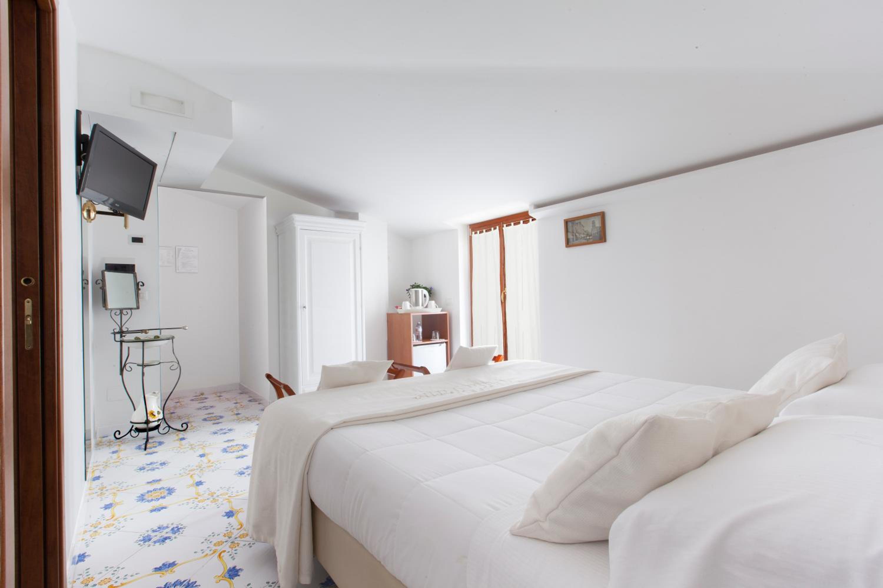 Double or Twin Room with Terrace - Photo 7