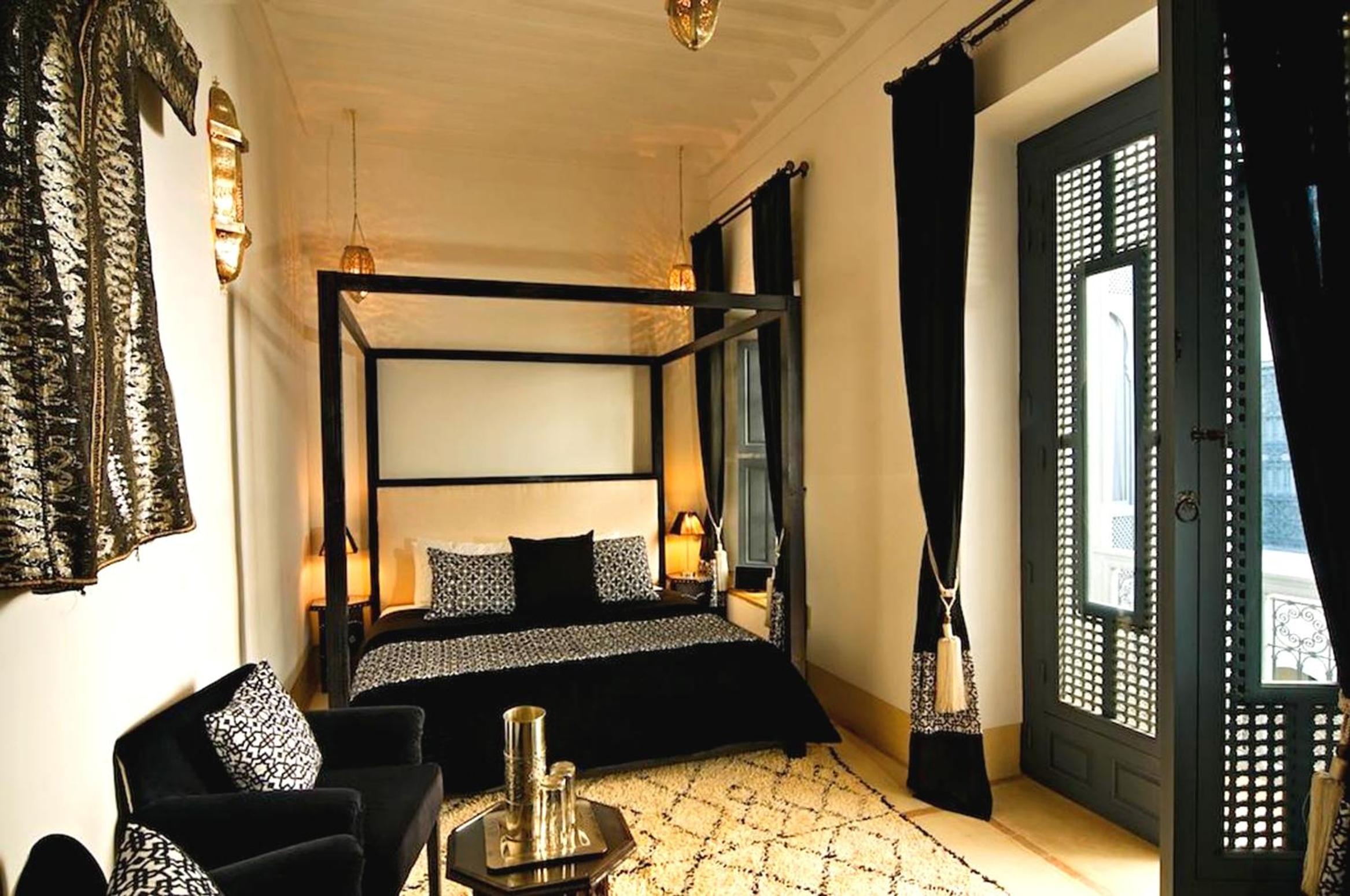 Deluxe Double Room with Bath - Photo 4