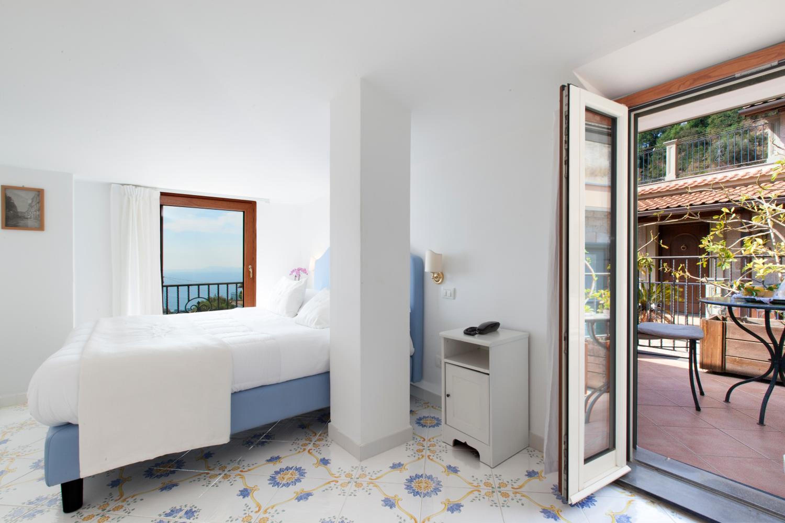 Double or Twin Room with Sea View - Photo 8