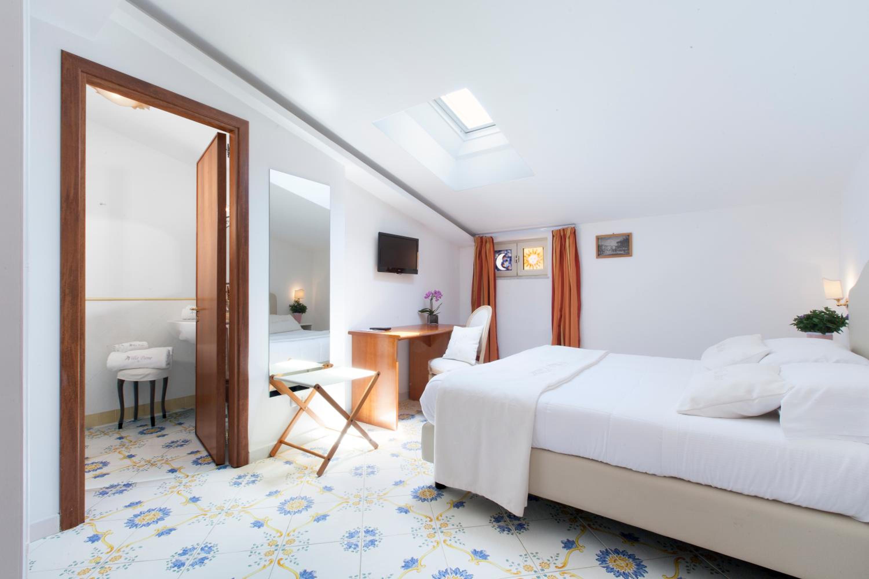 Double or Twin Room - Photo 4