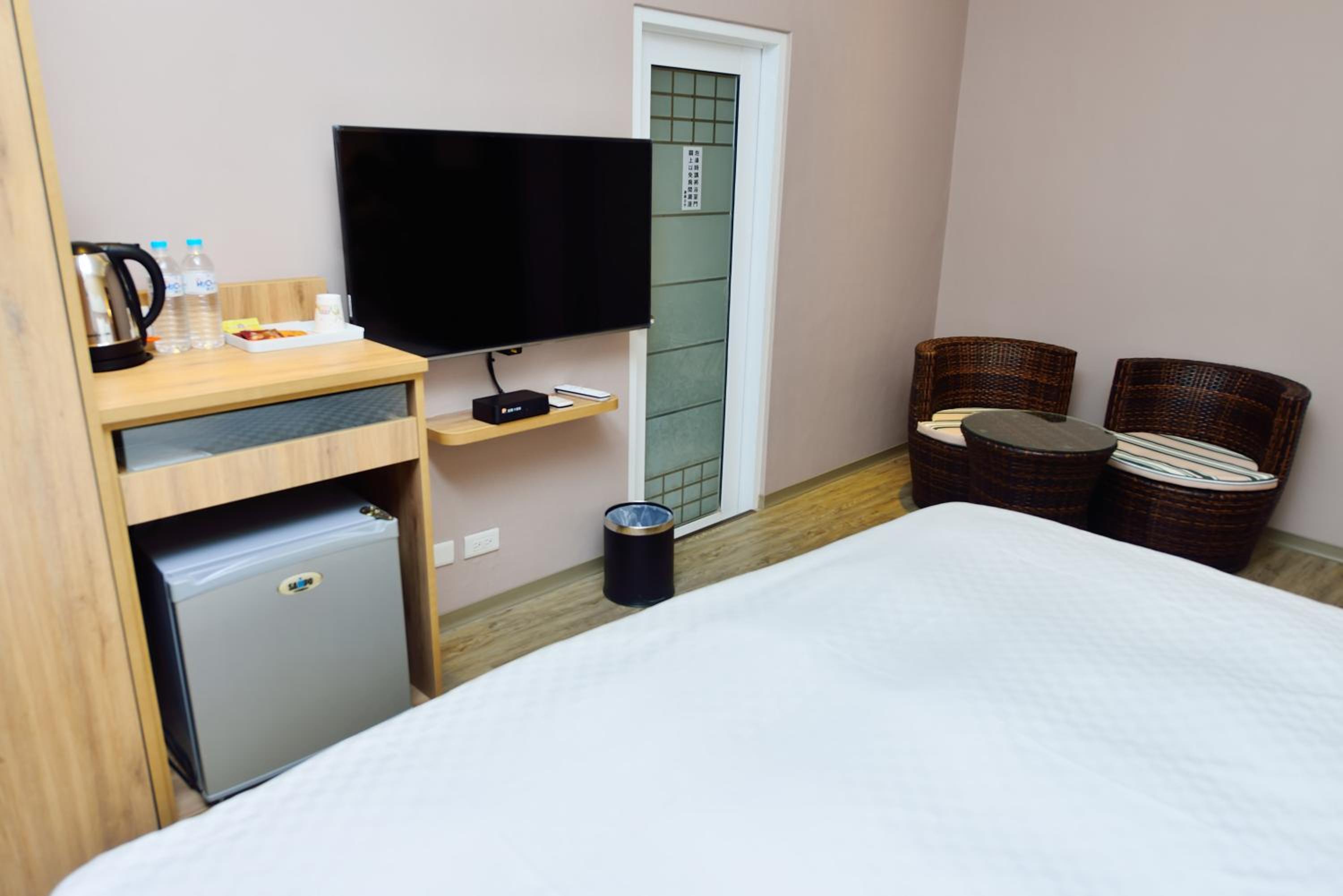 Queen Room photo 2