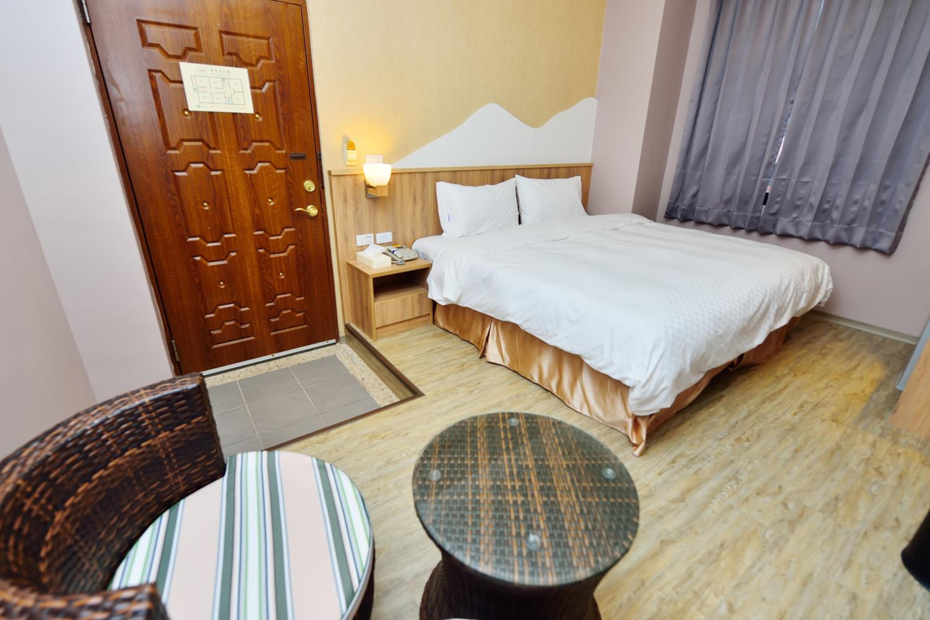 Queen Room photo 1