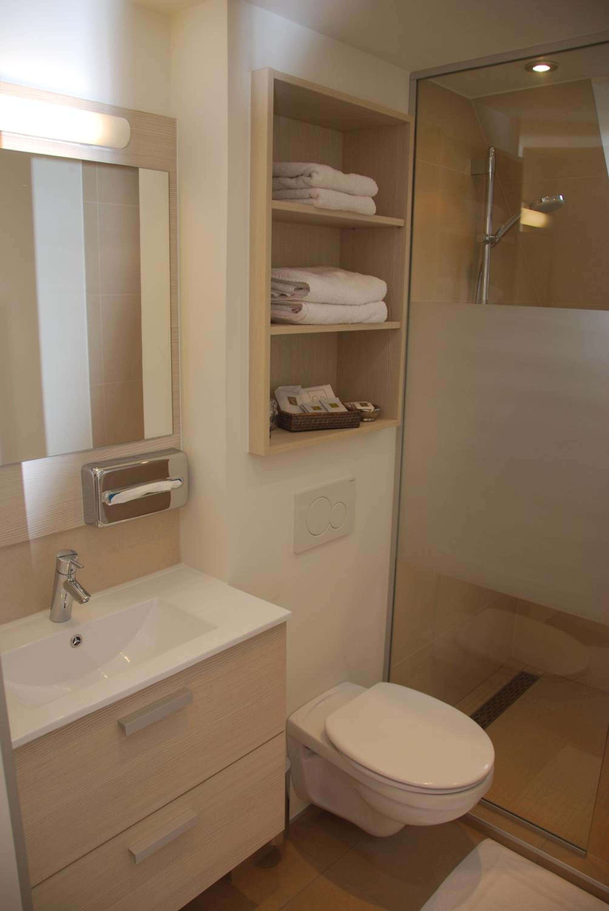 Deluxe Double or Twin Room - Photo 8