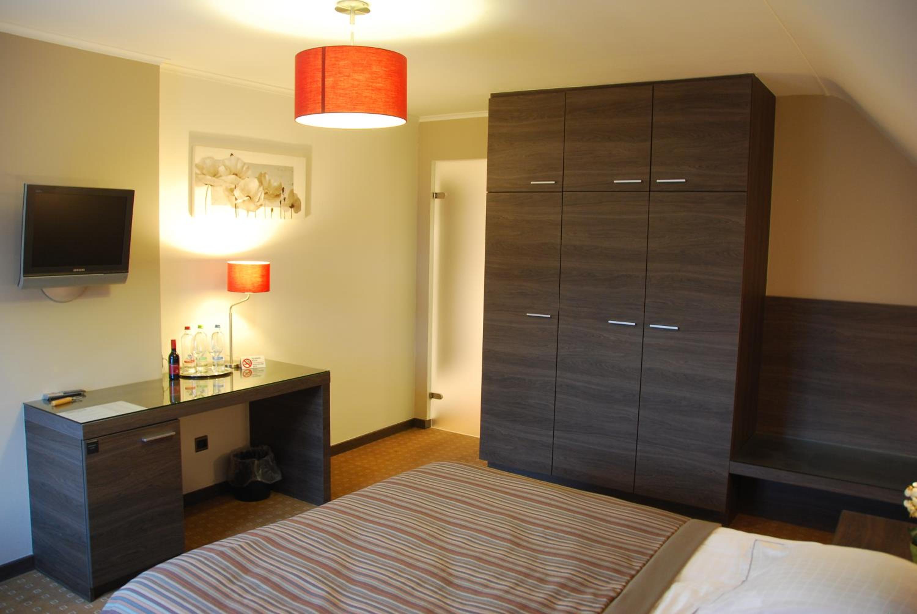 Standard Double Room - Photo 9