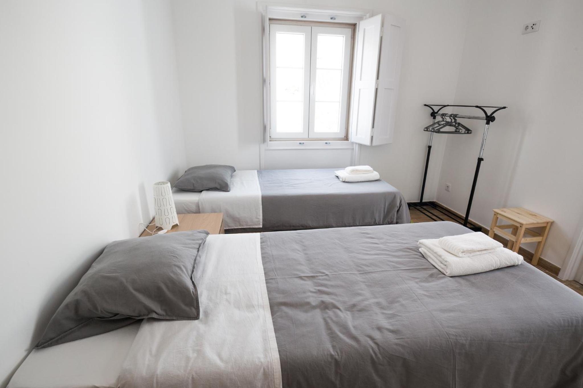 Twin Room with Balcony - Photo 3