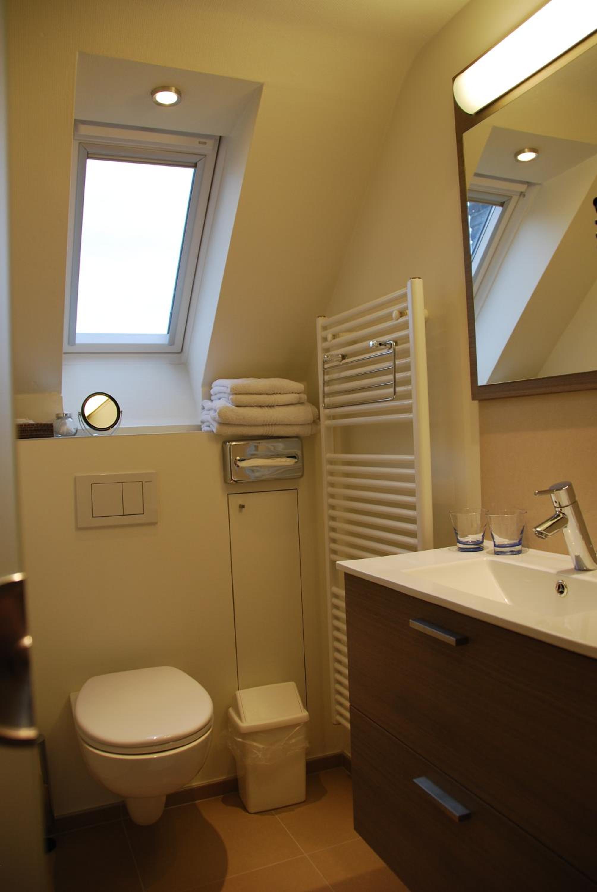Standard Double Room - Photo 8