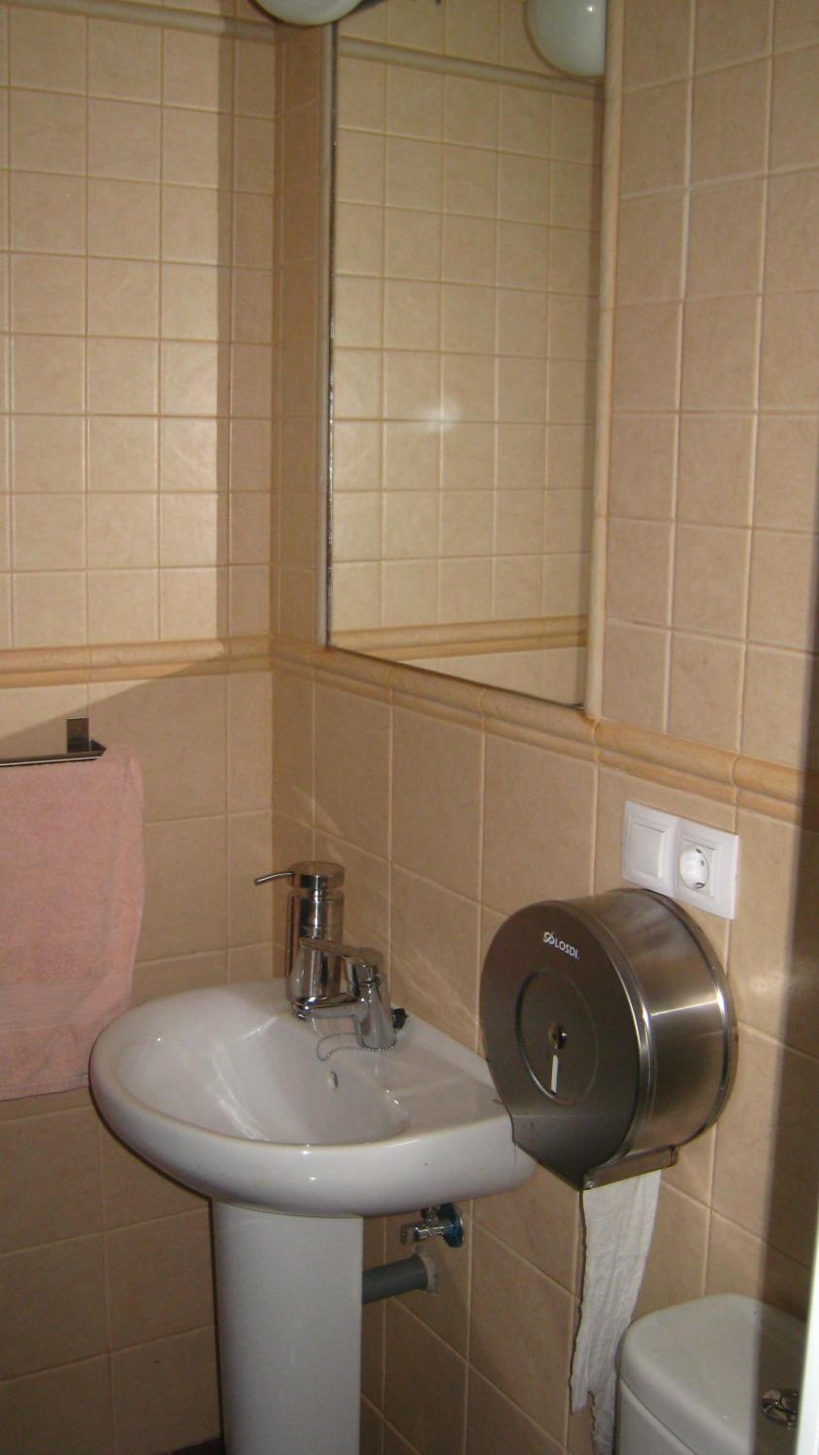 Double Room with Private Bathroom - Photo 12