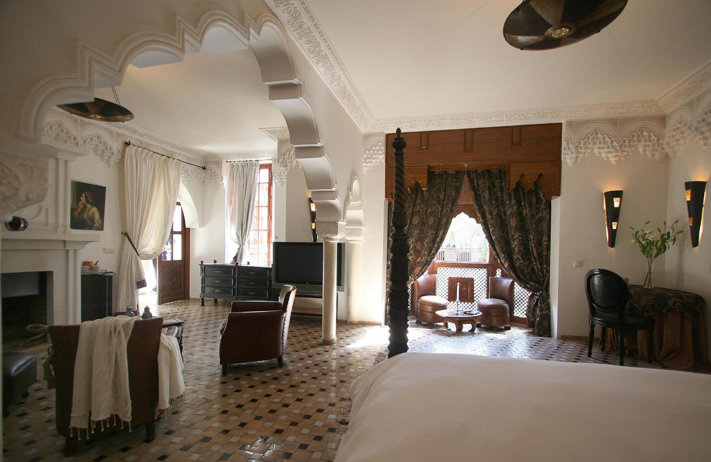 King Suite with Balcony - Photo 4