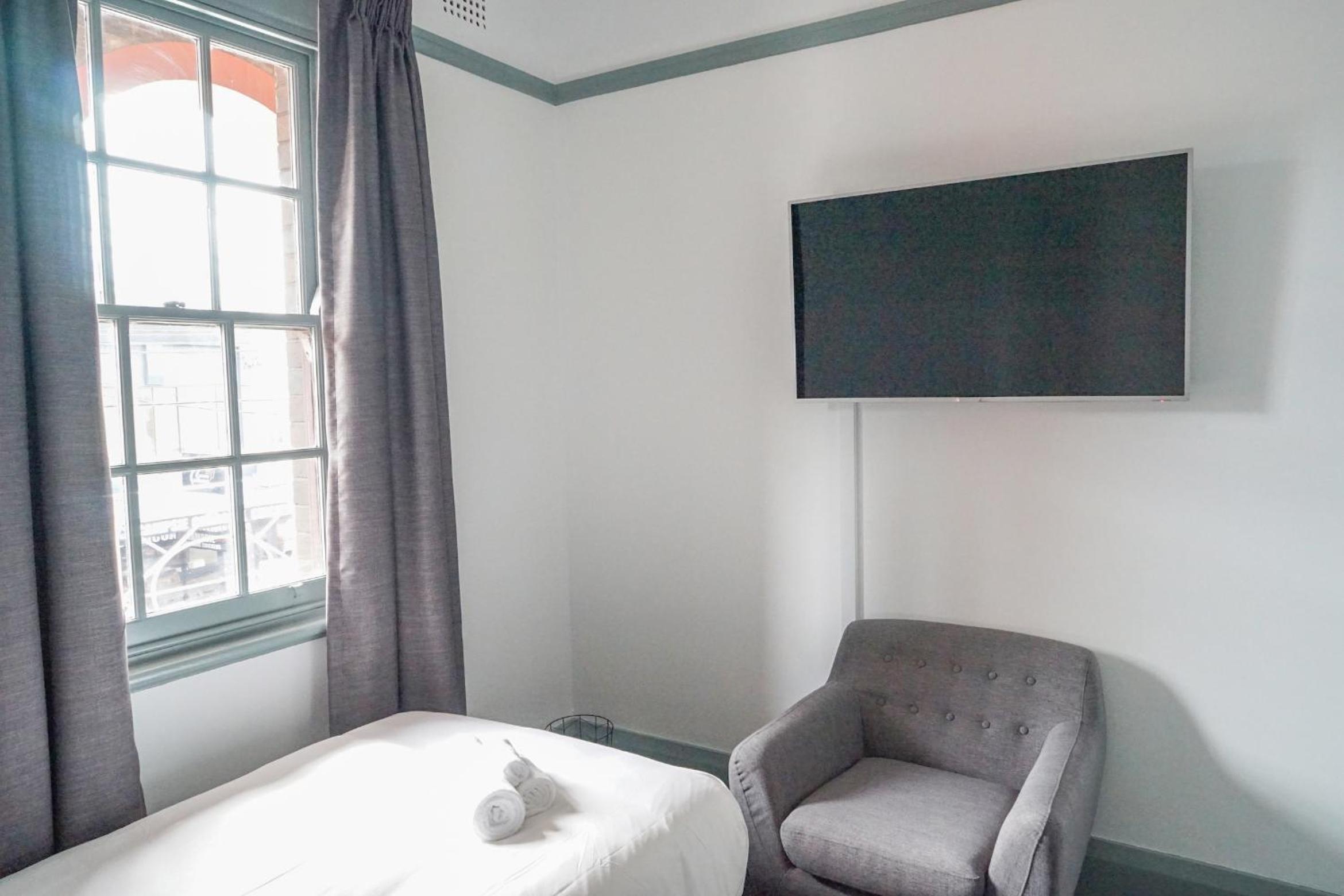 Single Room with Shared Bathroom photo 3