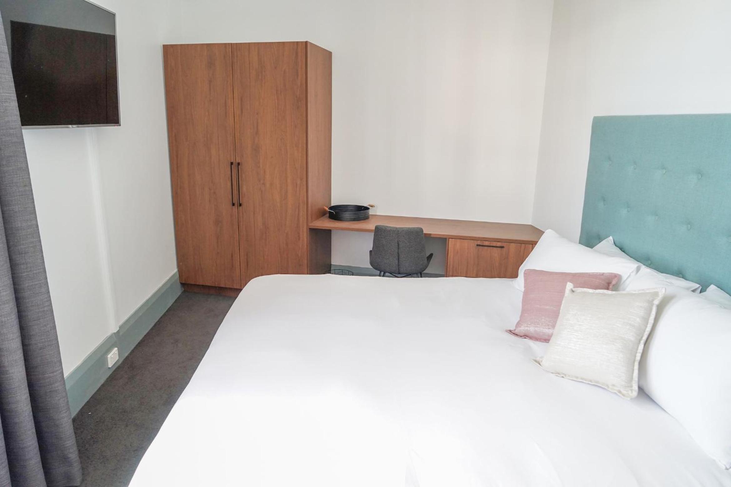King Room with Shared Bathroom photo 3