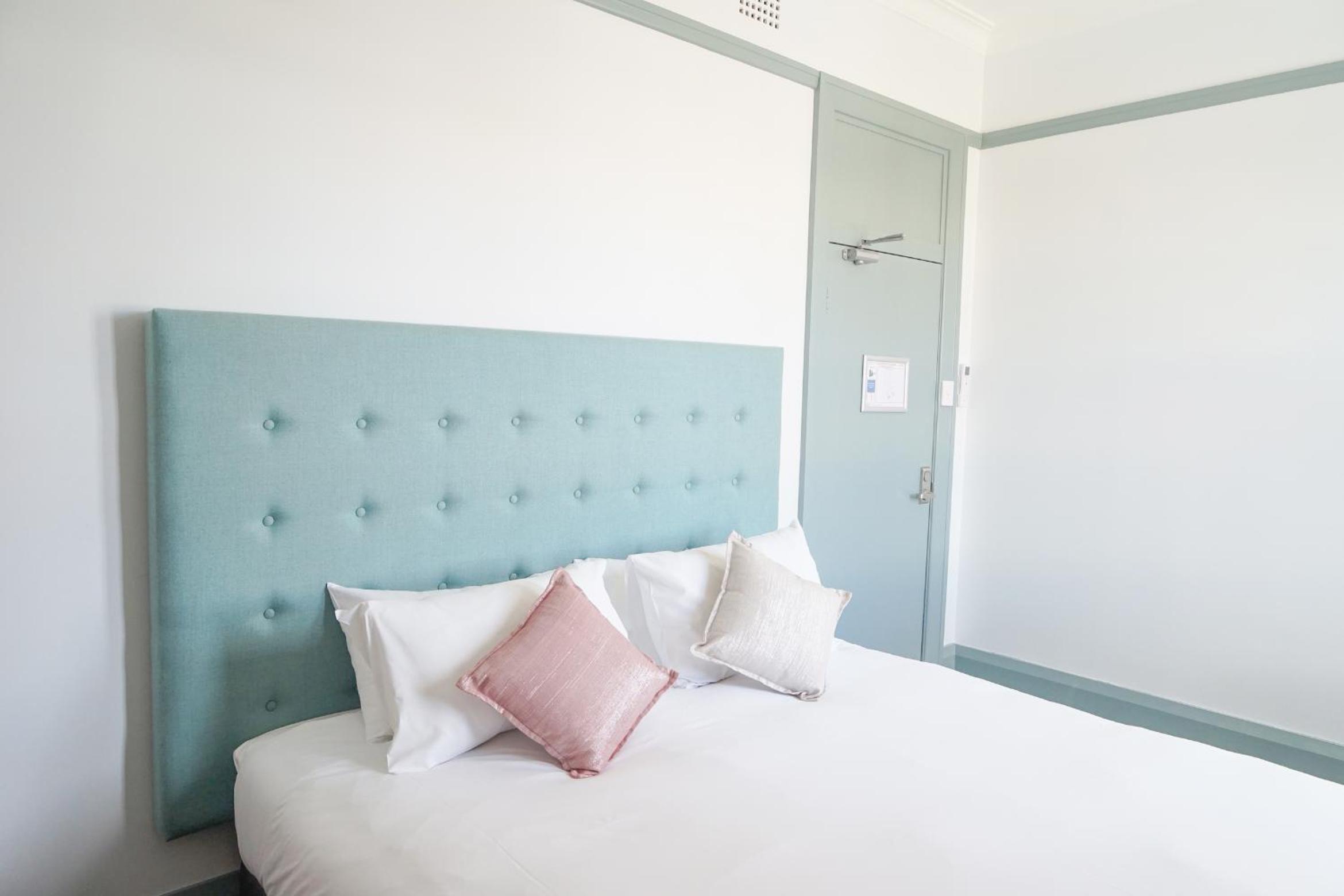 King Room with Shared Bathroom photo 1