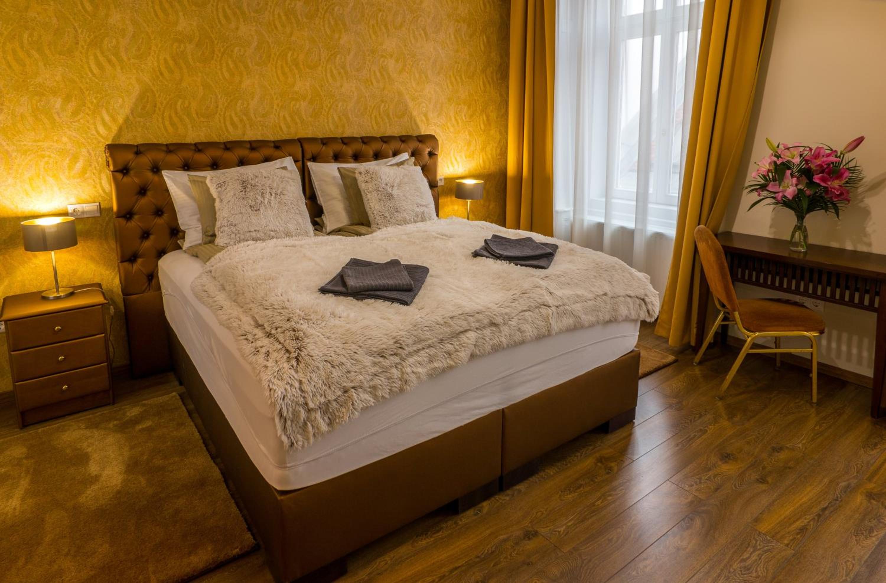Double Room with City View - Photo 1