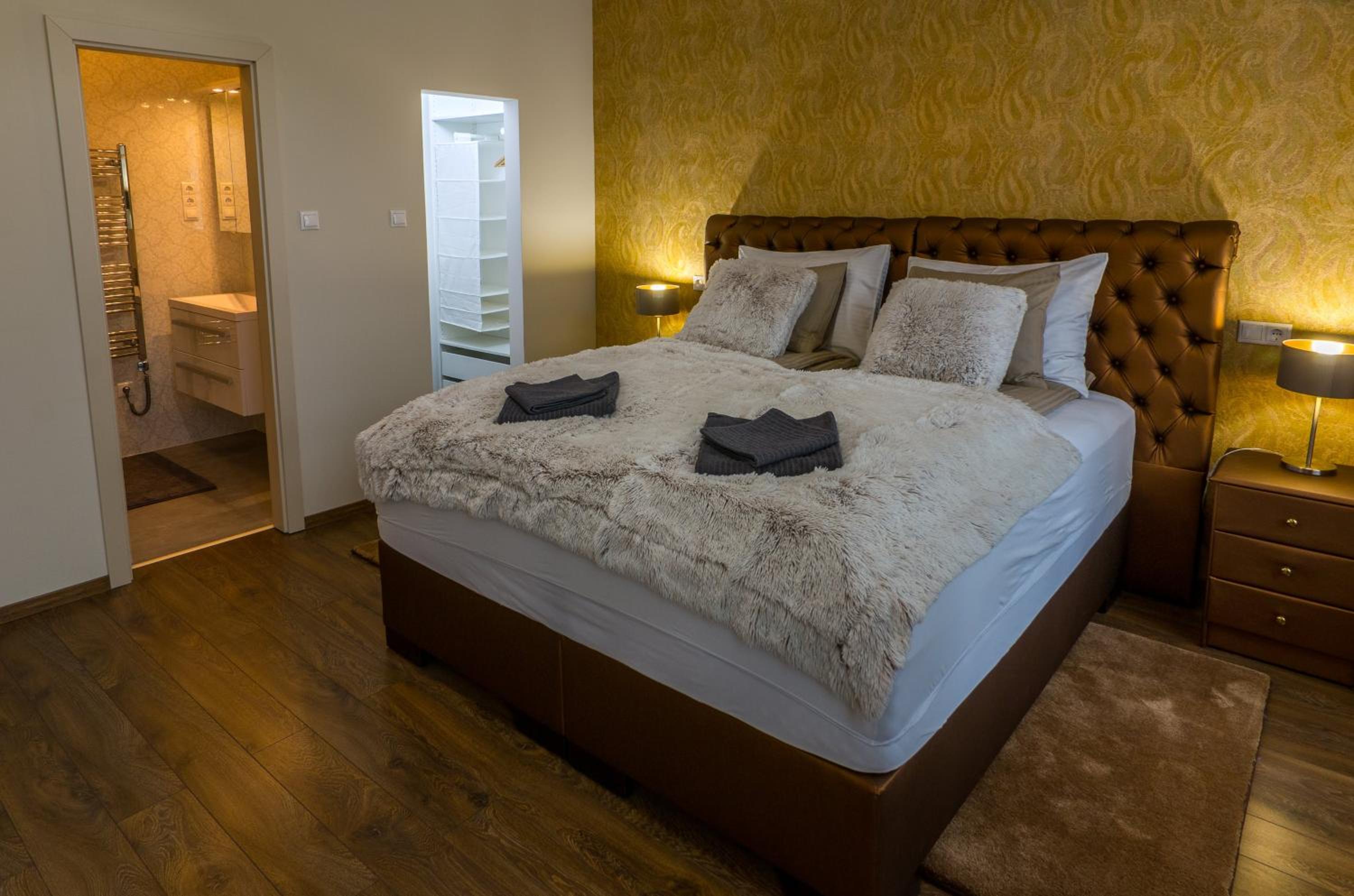 Double Room with City View - Photo 18