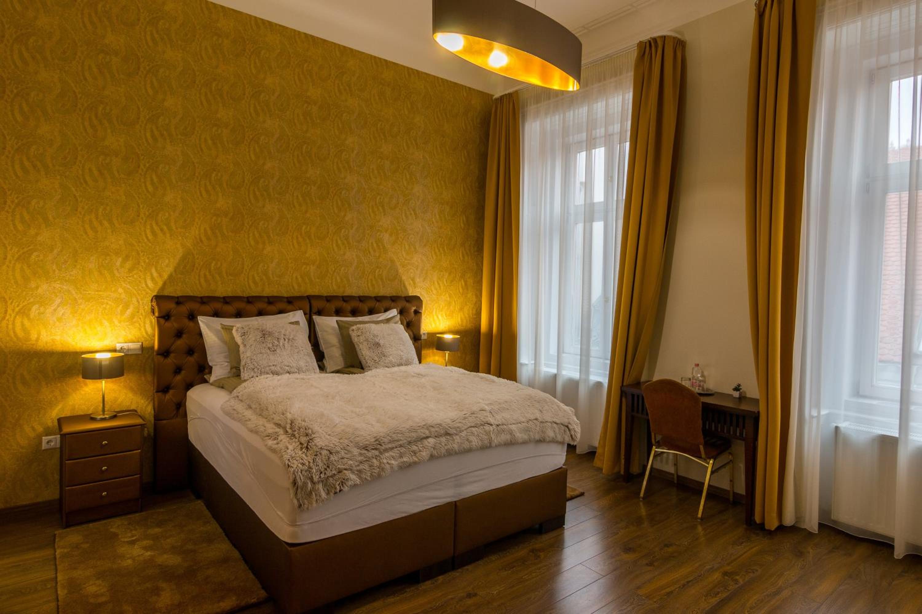 Double Room with City View - Photo 23