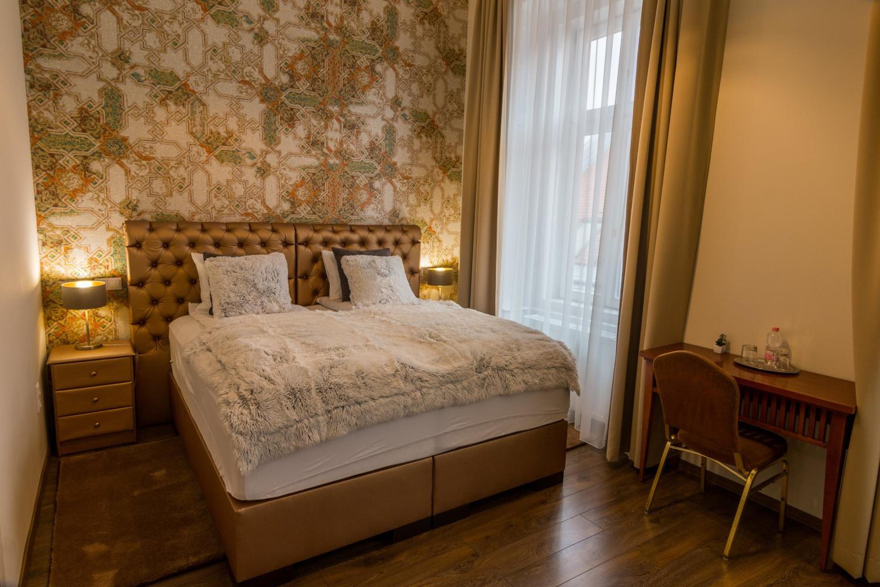 Double Room - Photo 17