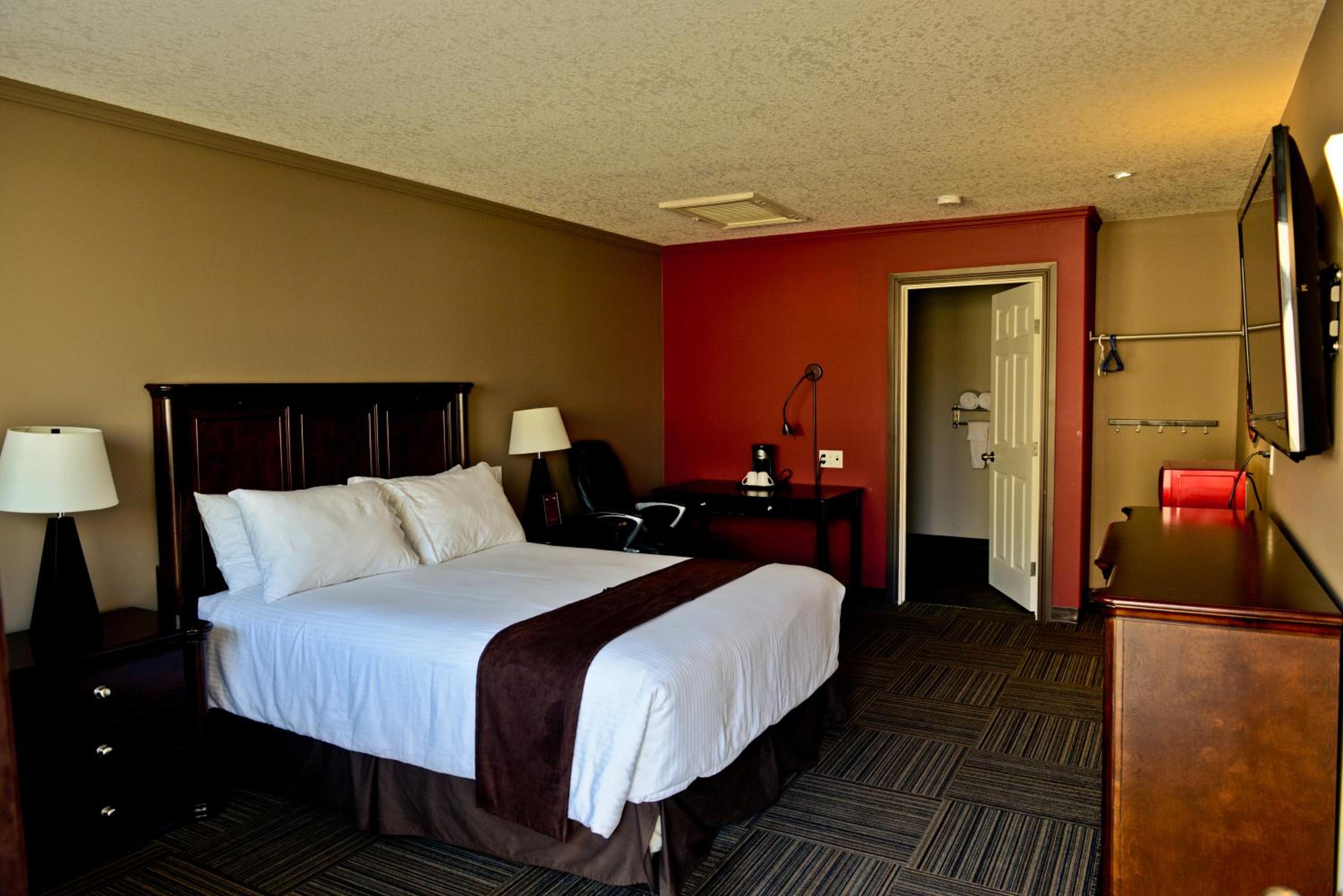Deluxe Queen Room - Photo 1