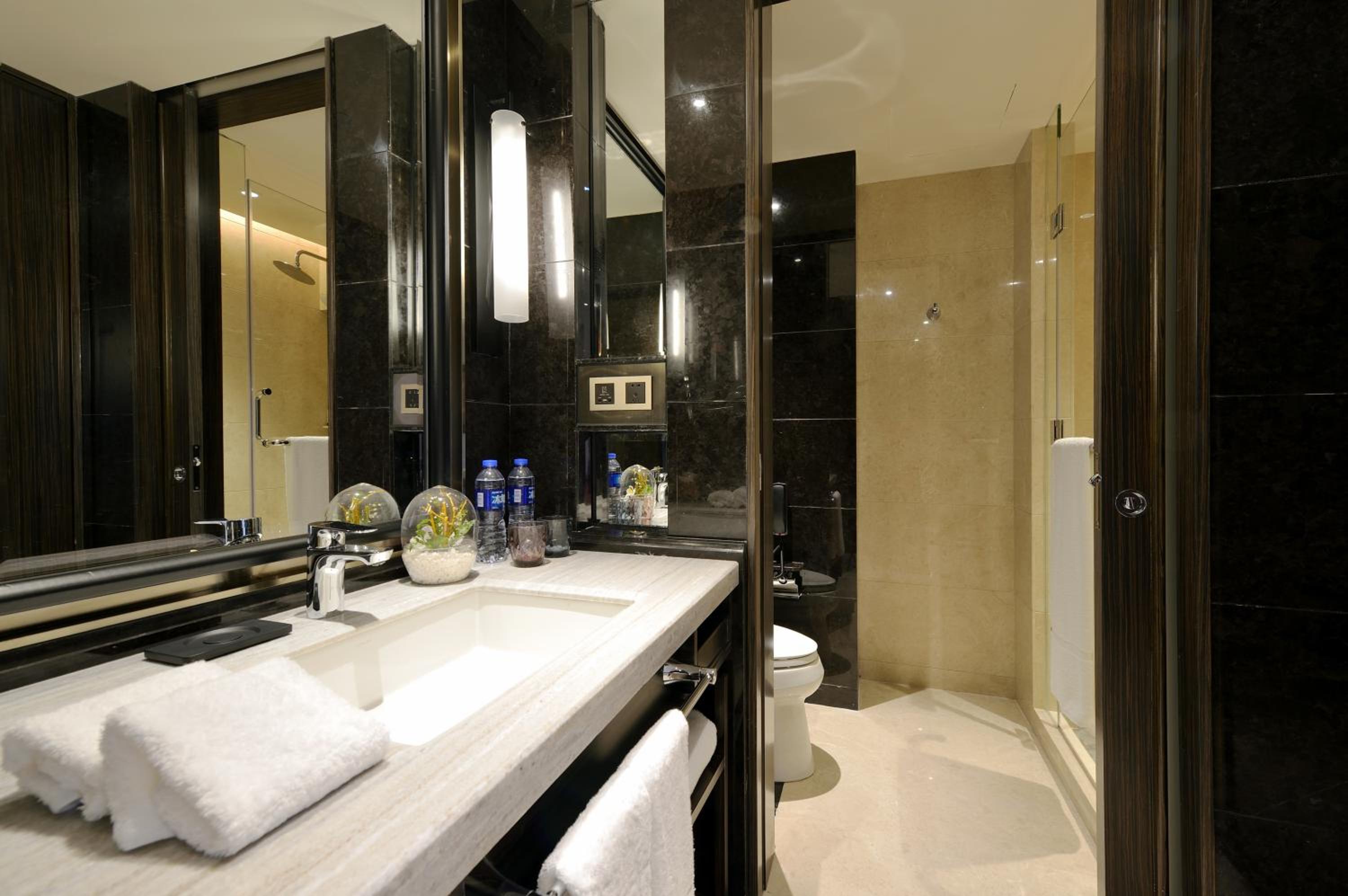 Deluxe Twin Room with Lake View photo 3