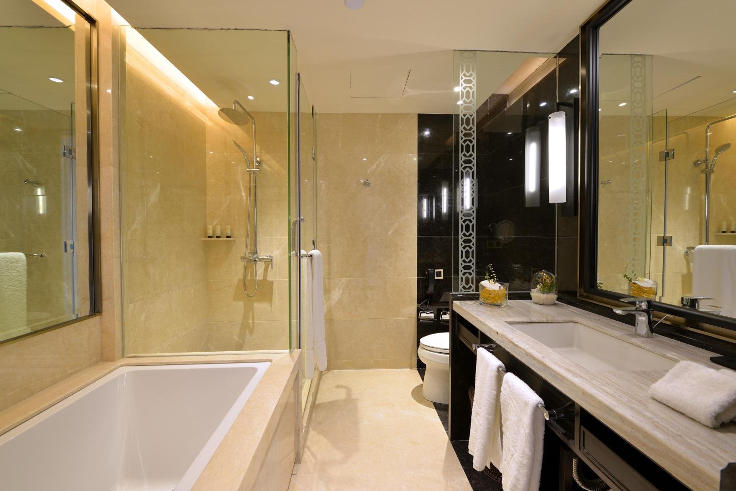 Deluxe Suite with Lake View photo 2