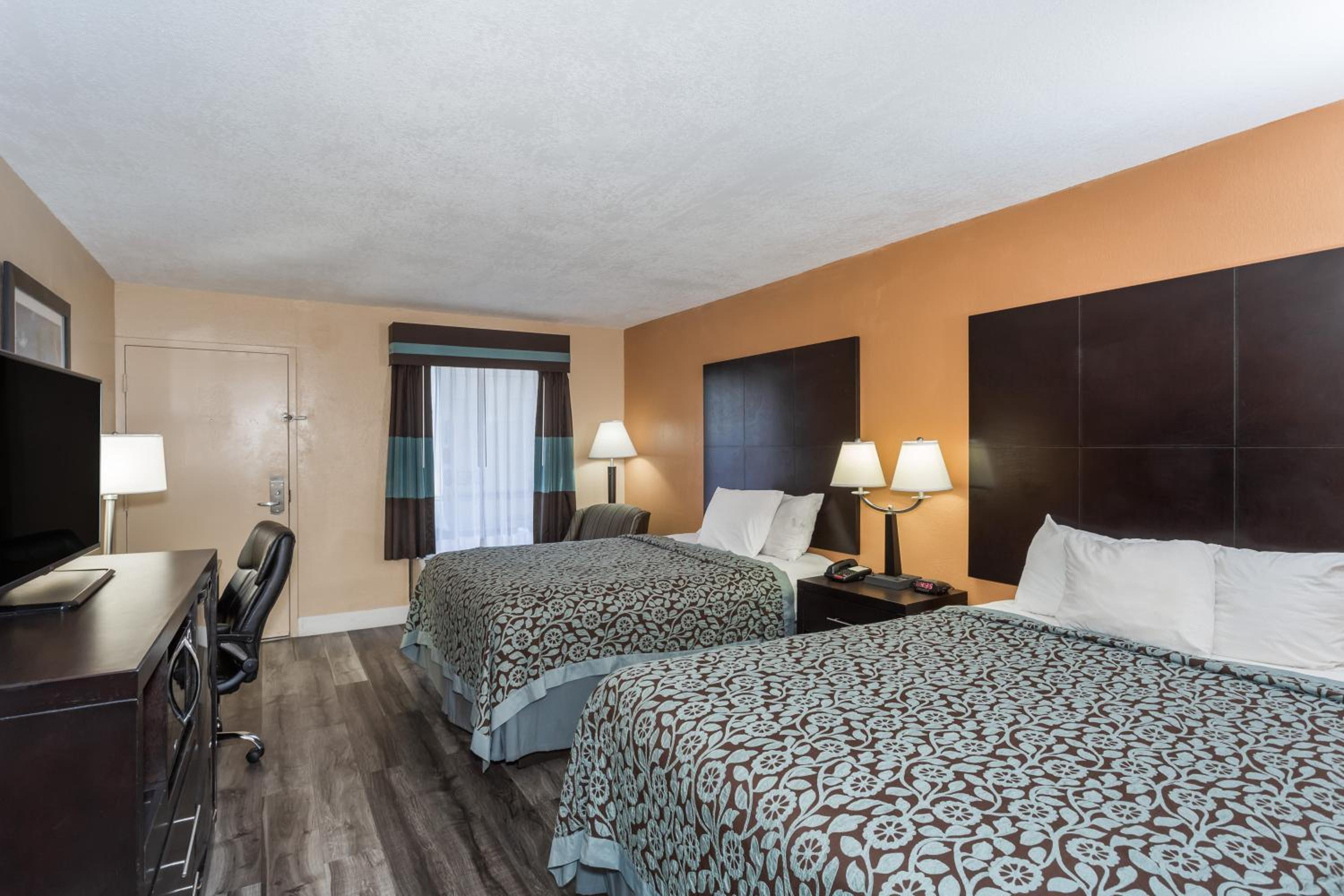 Queen Room with Two Queen Beds - Non-Smoking - Photo 4