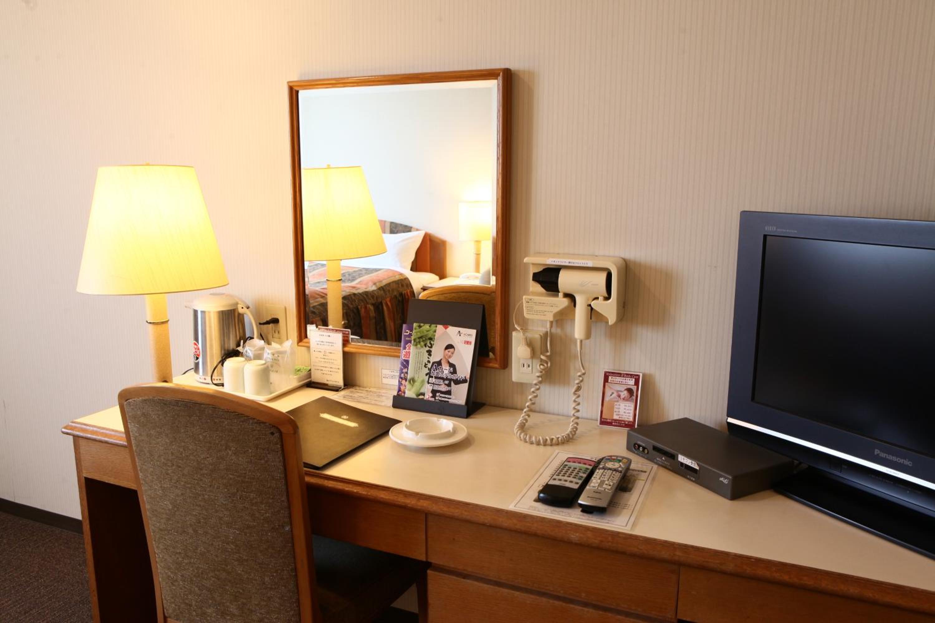 Twin Room with Sofa Bed - Smoking photo 2