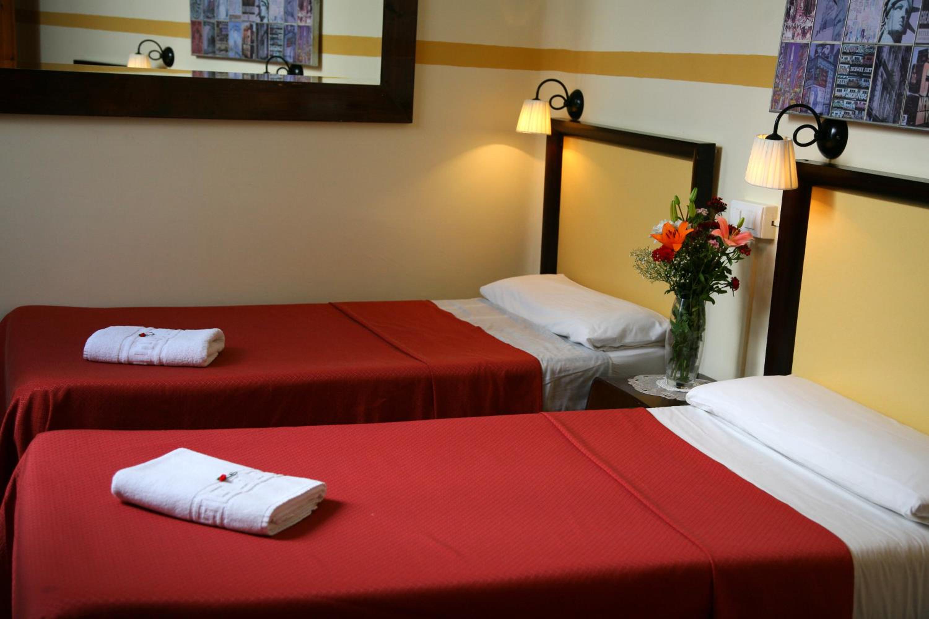 Double or Twin Room with Bathroom - Photo 3