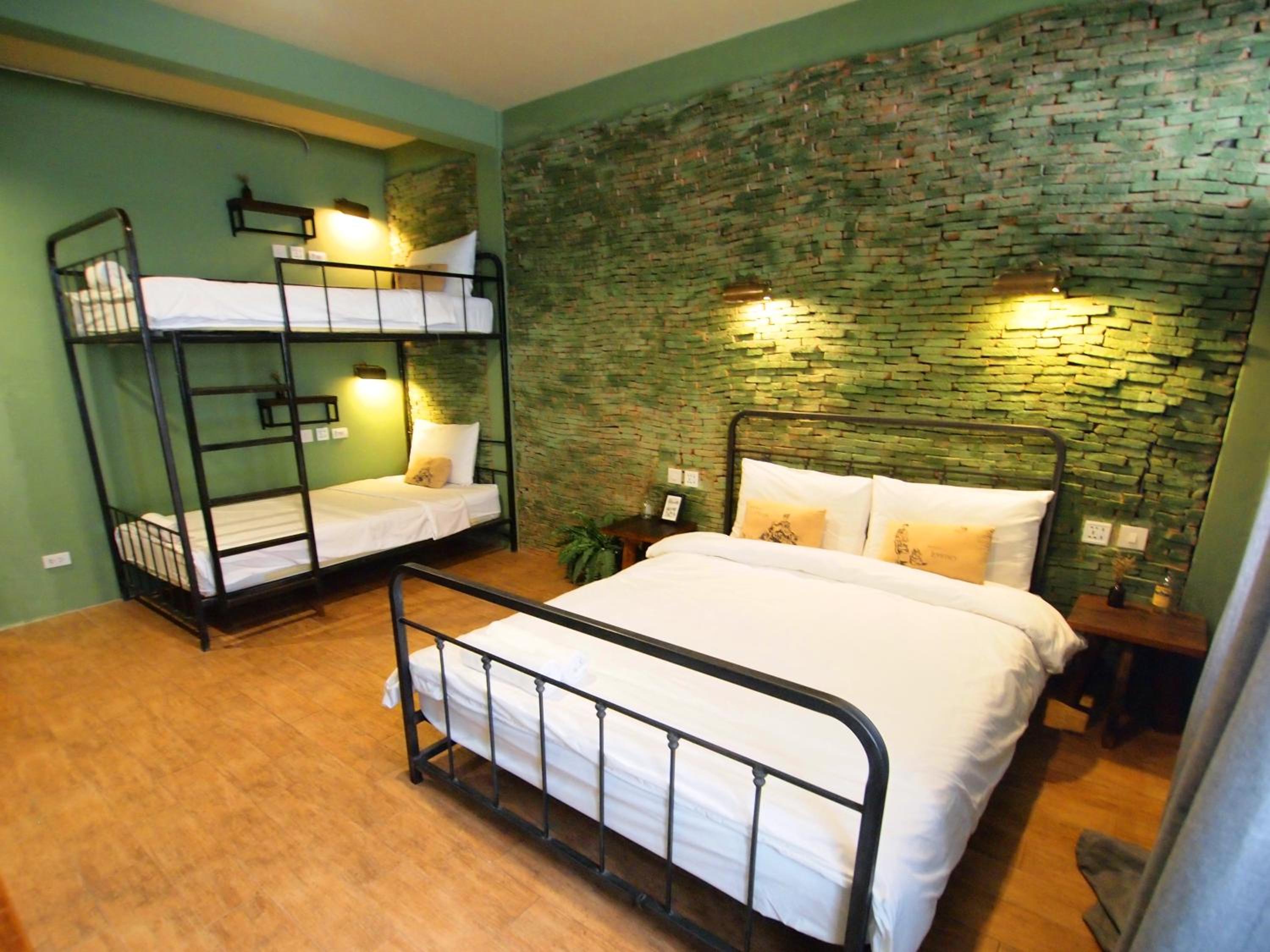 Quadruple Room with Private Bathroom photo 2