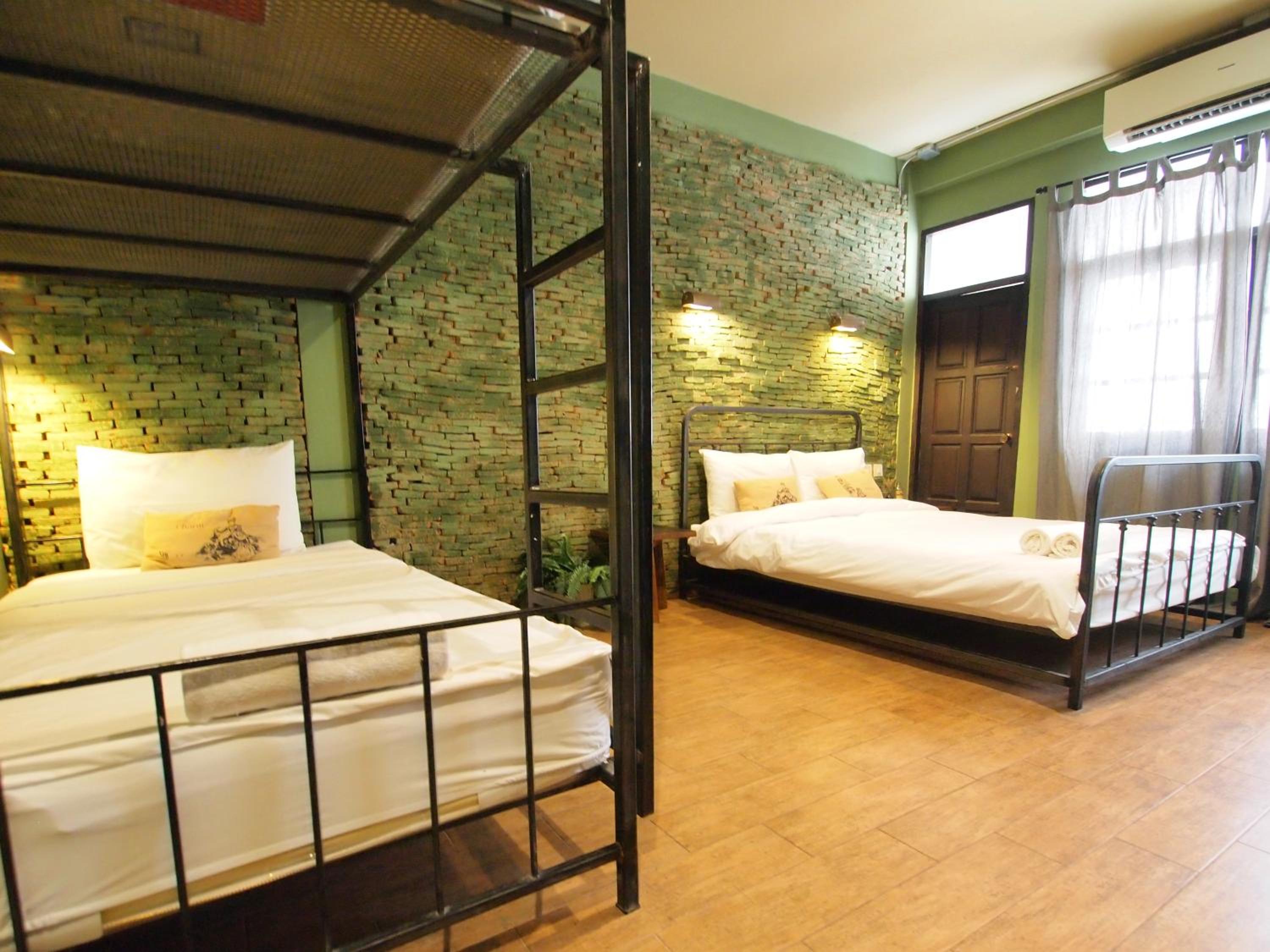 Quadruple Room with Private Bathroom photo 1