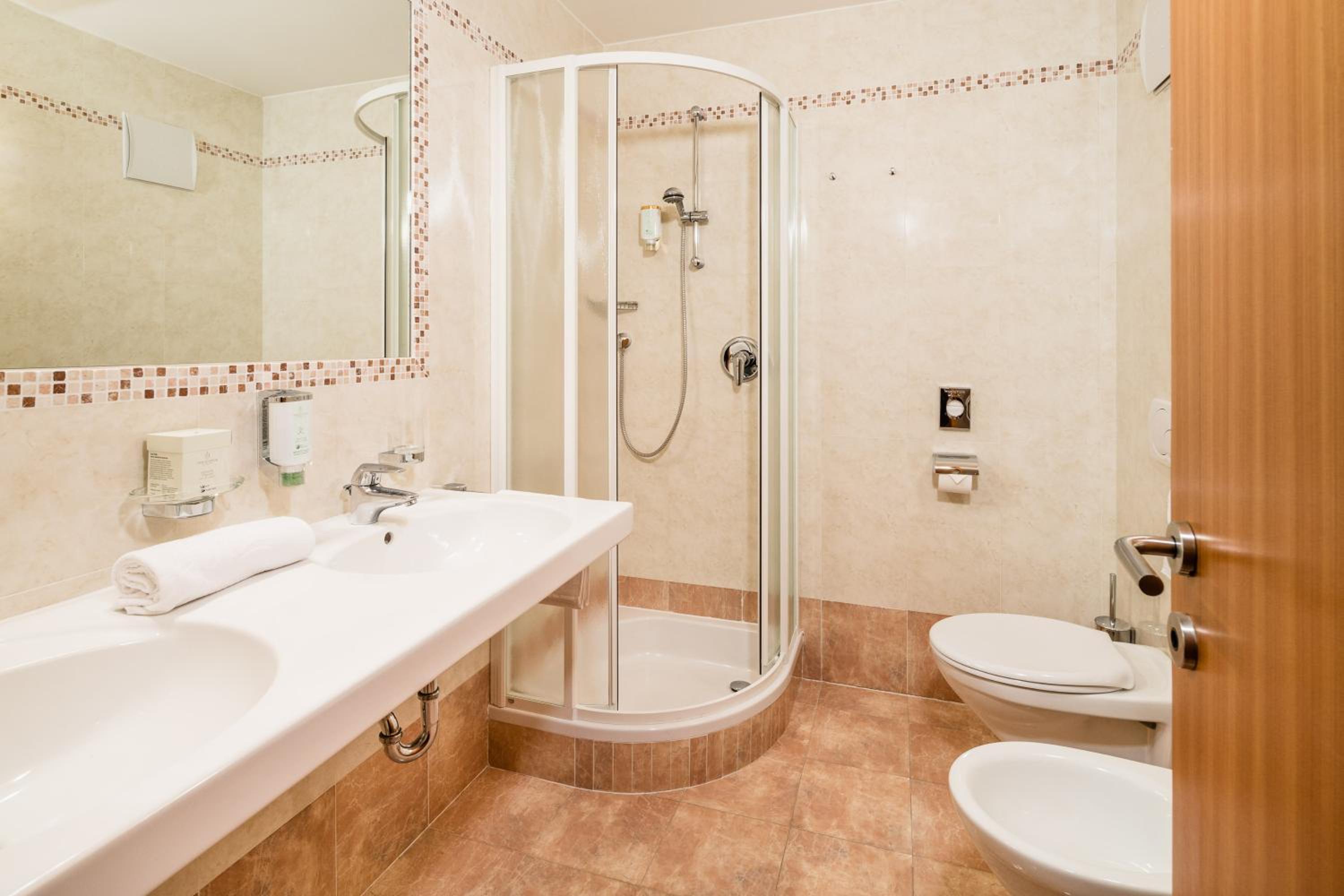Double Room with Balcony - Photo 2