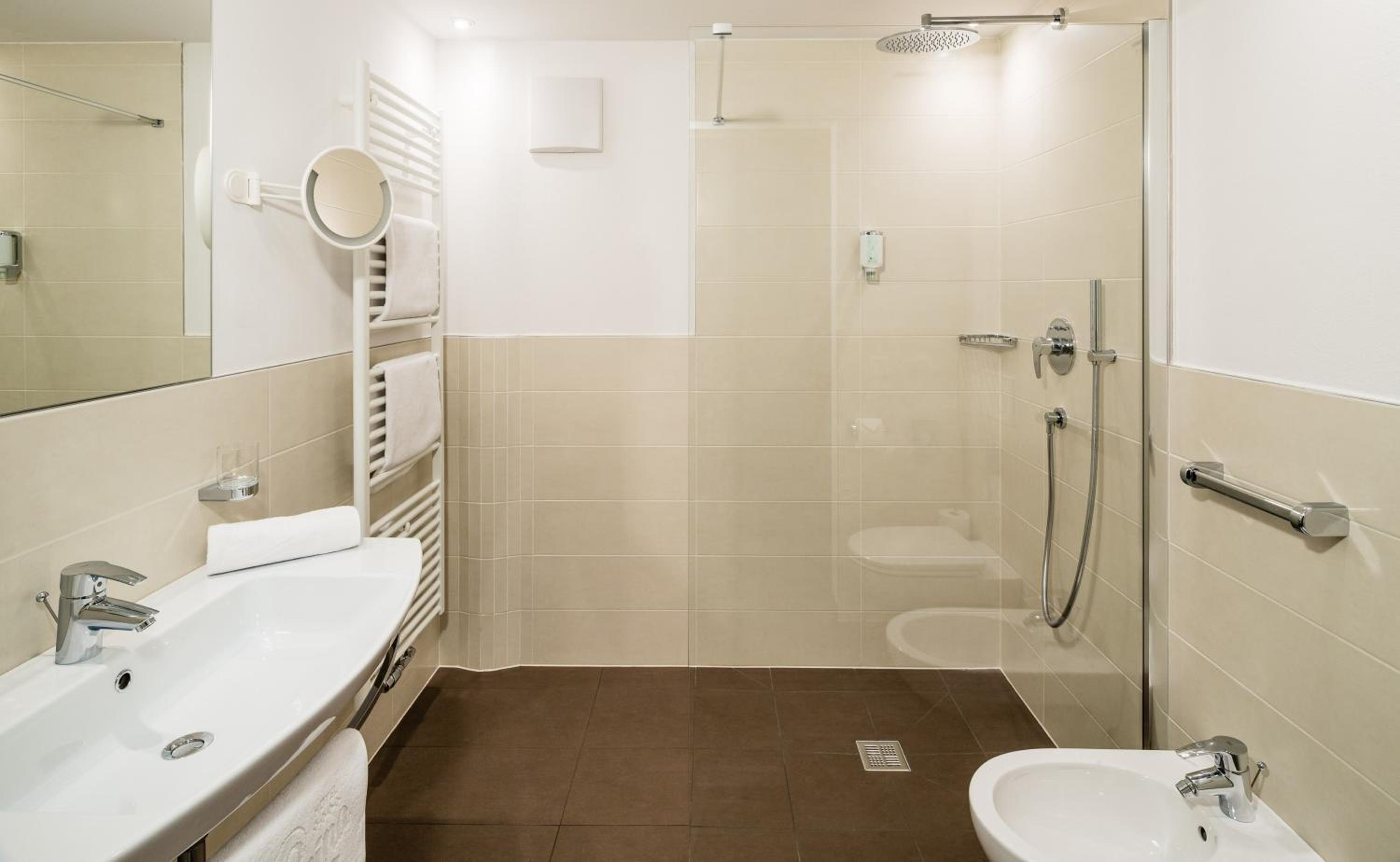 Junior Suite with Balcony - Photo 2