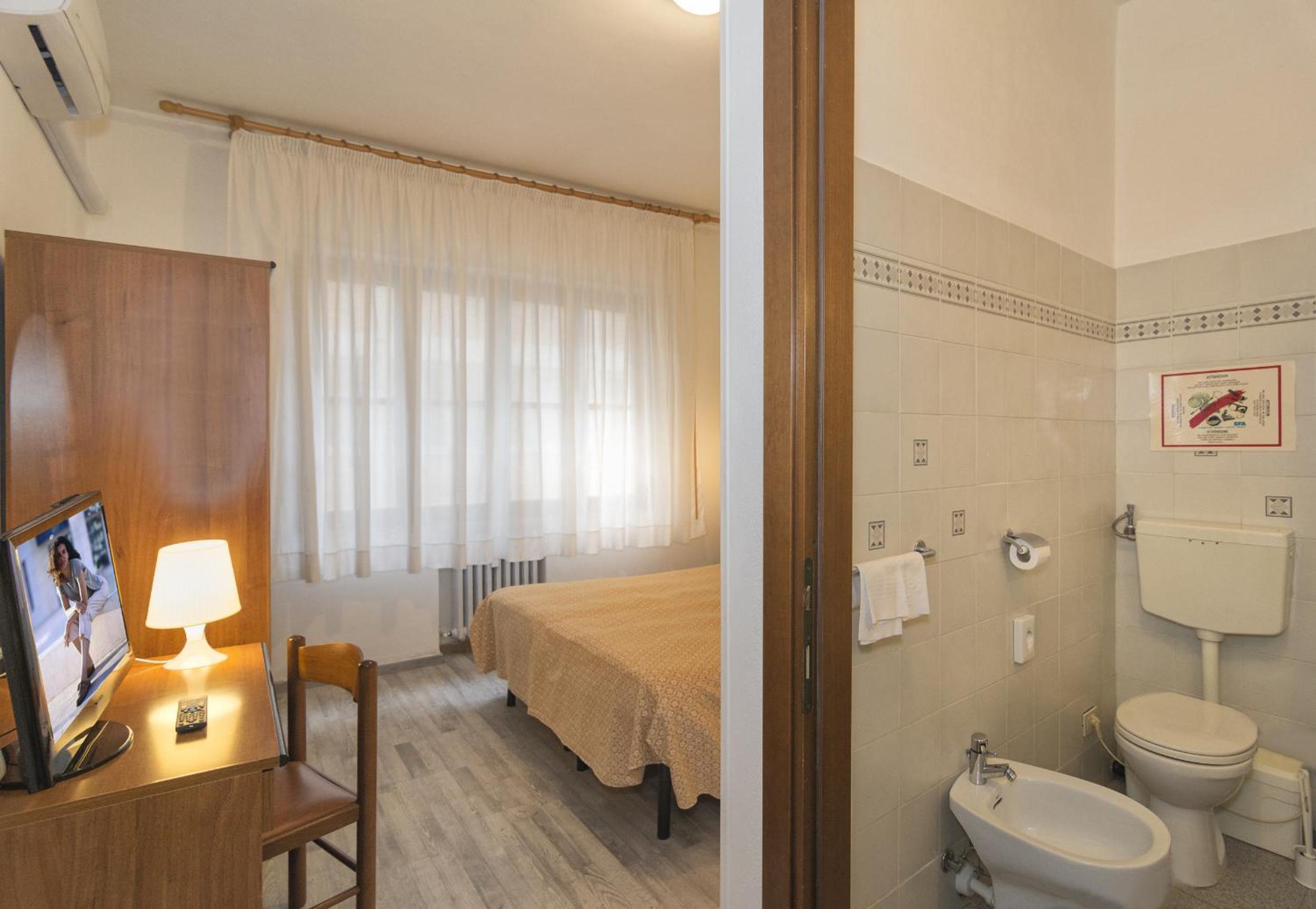 Deluxe Double Room - Photo 21