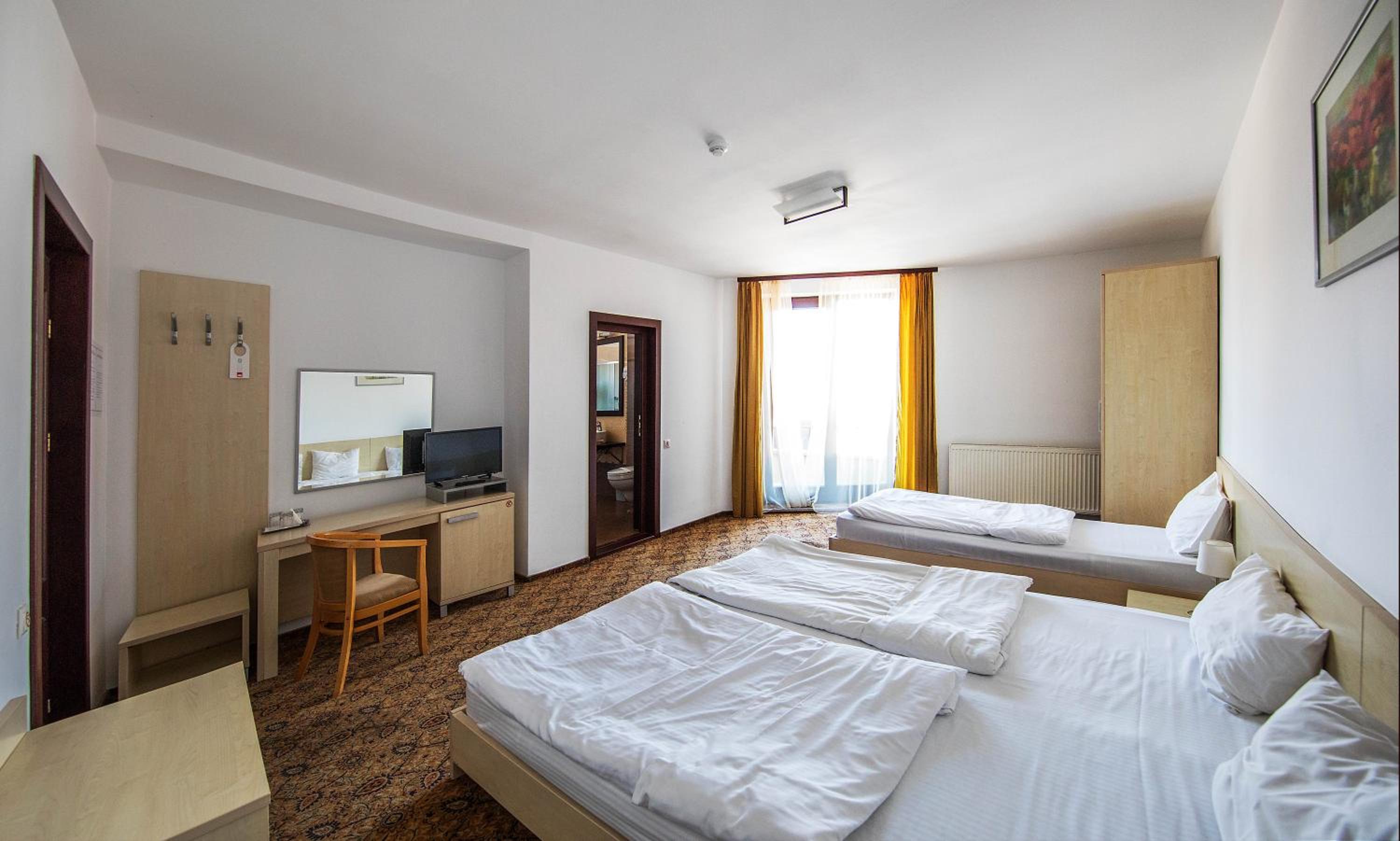 Triple Room with Balcony - Photo 2