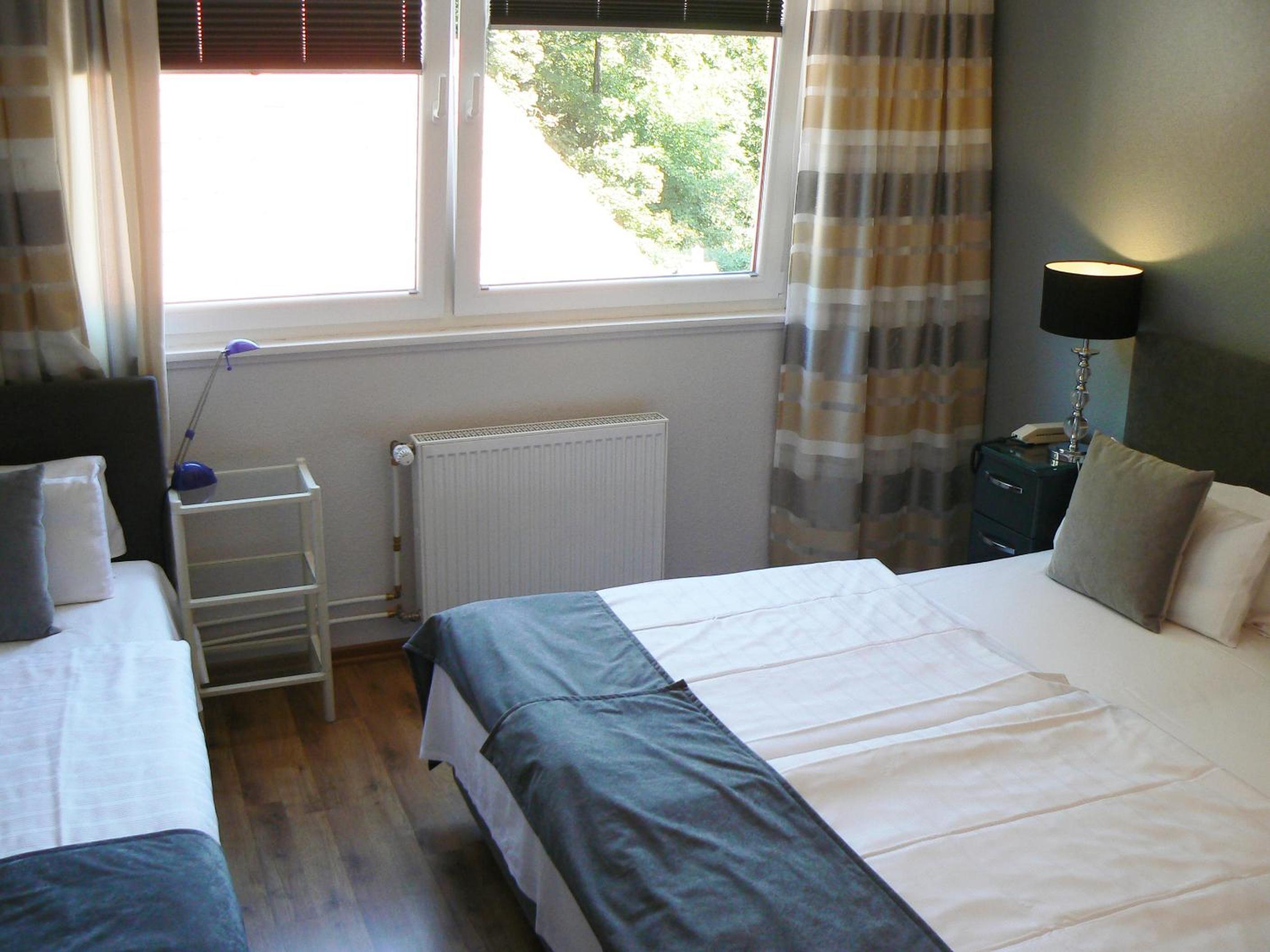 Double Room with Extra Bed - Photo 2