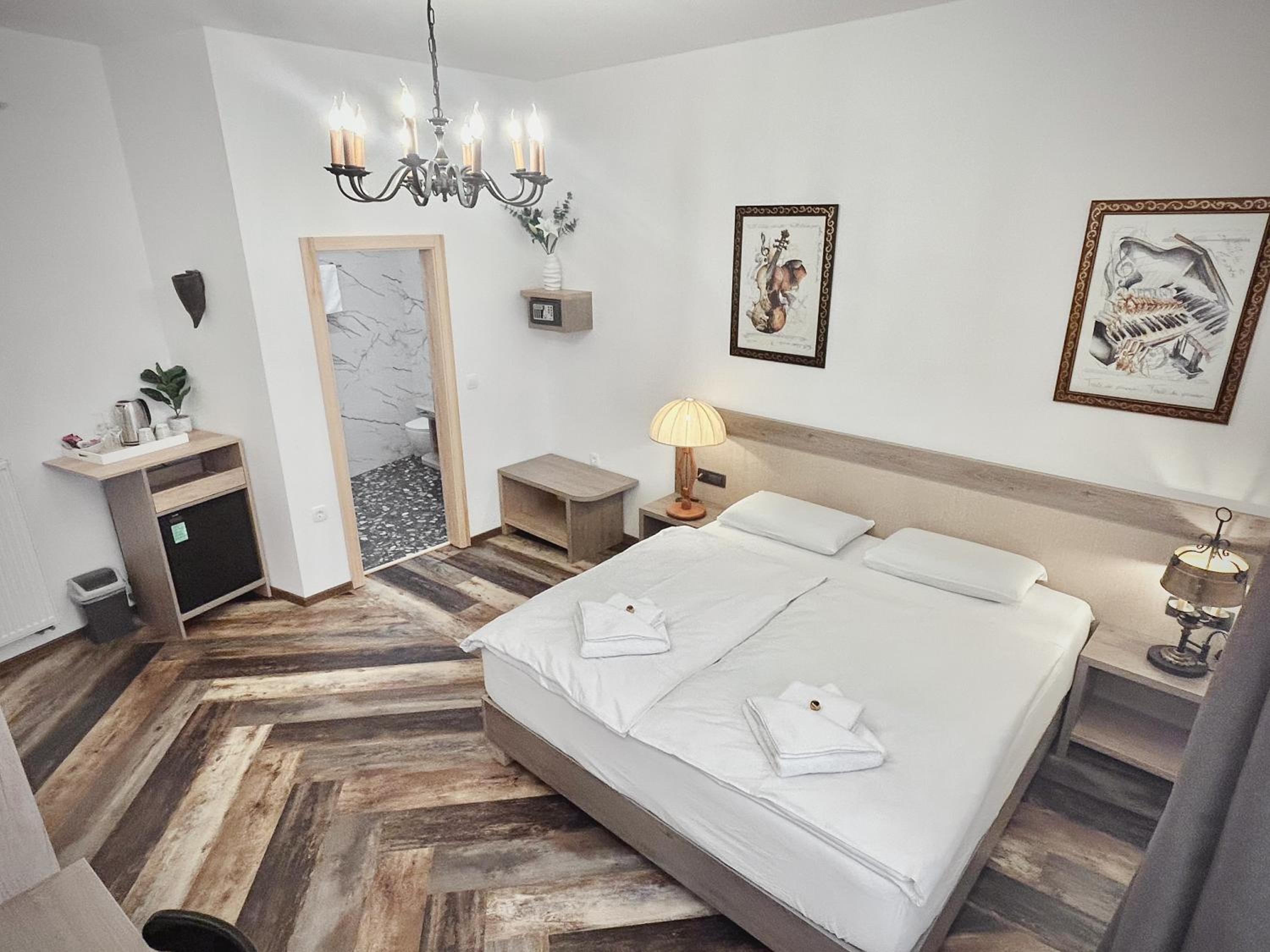 Double Room with Private Bathroom photo 2