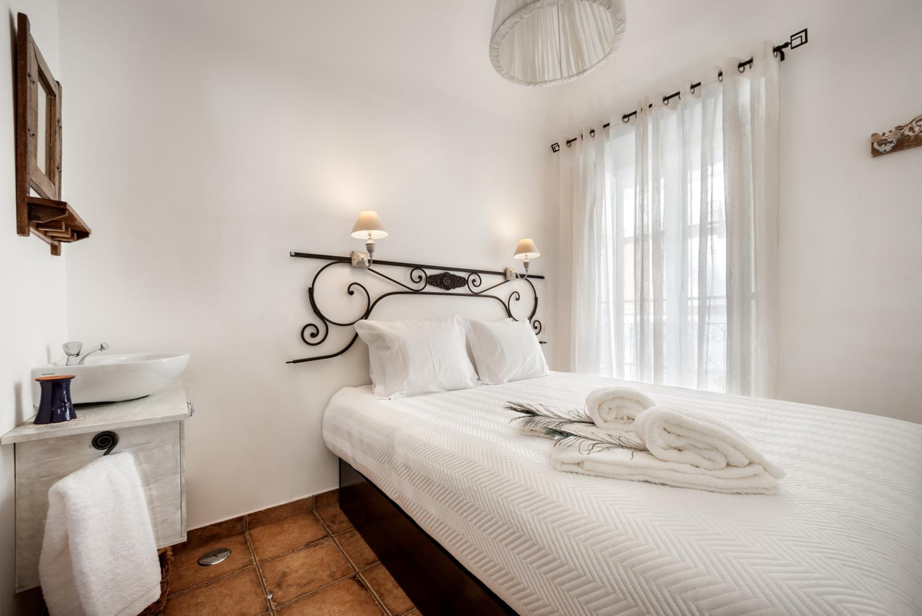 Economy Double Room with Shared Bathroom photo 3