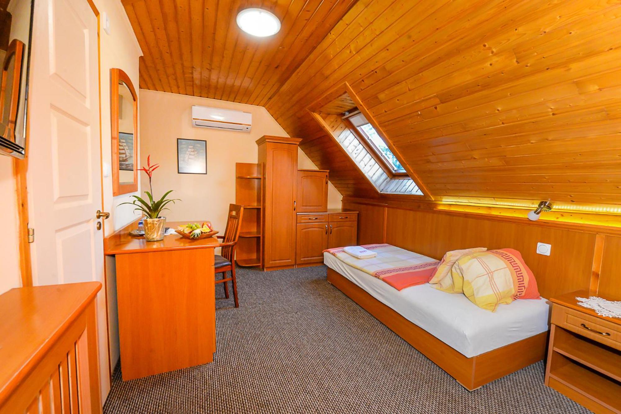 Standard Twin Room - Photo 3