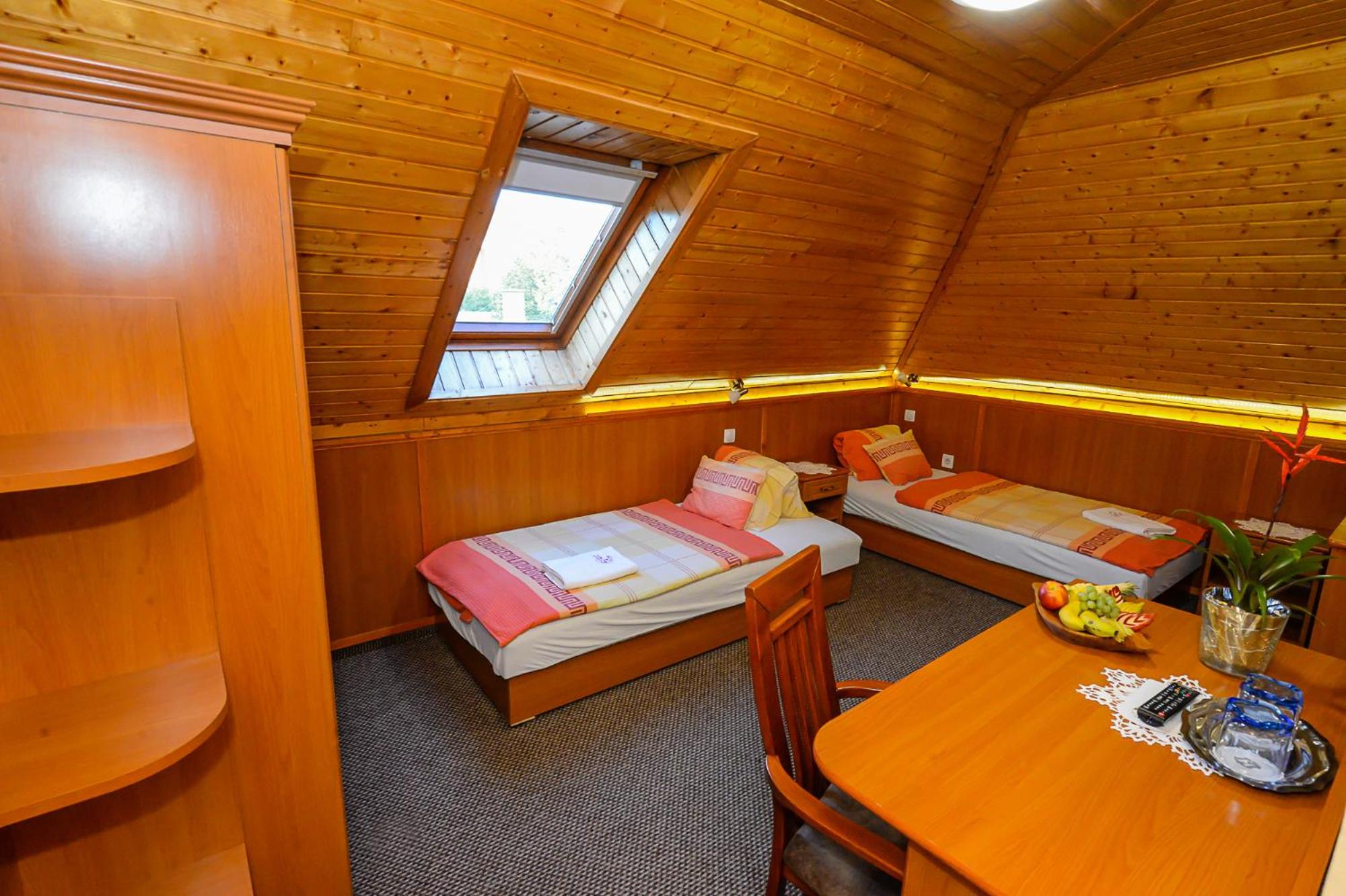 Standard Twin Room - Photo 6