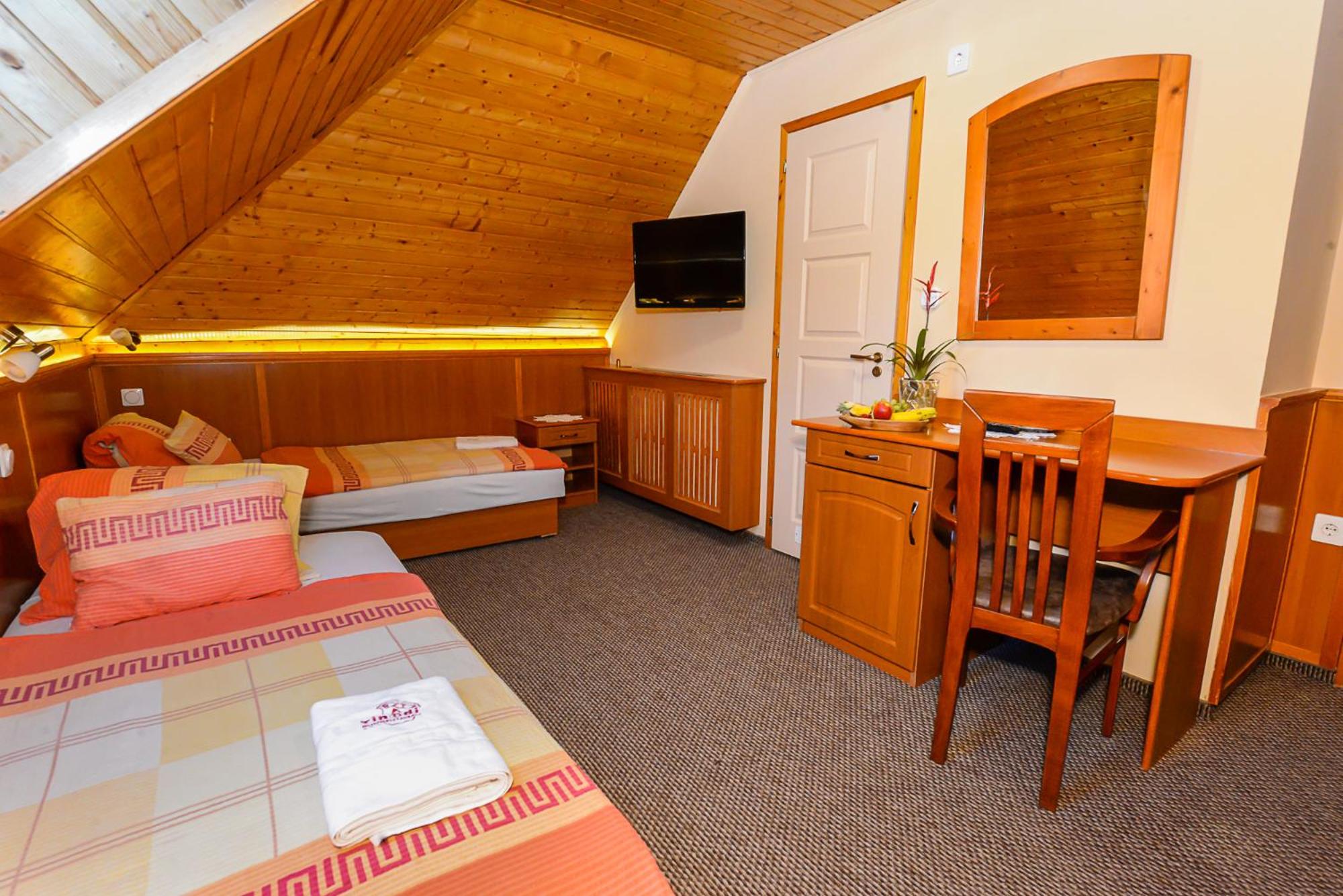 Standard Twin Room - Photo 7