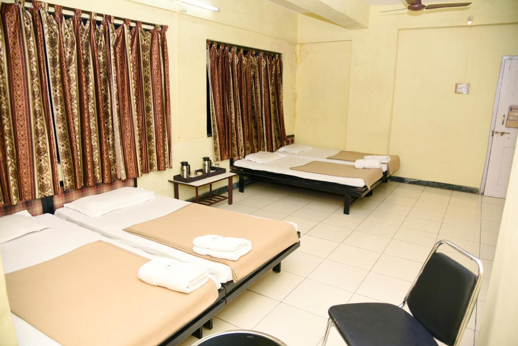 Economy Quadruple Room - Photo 6