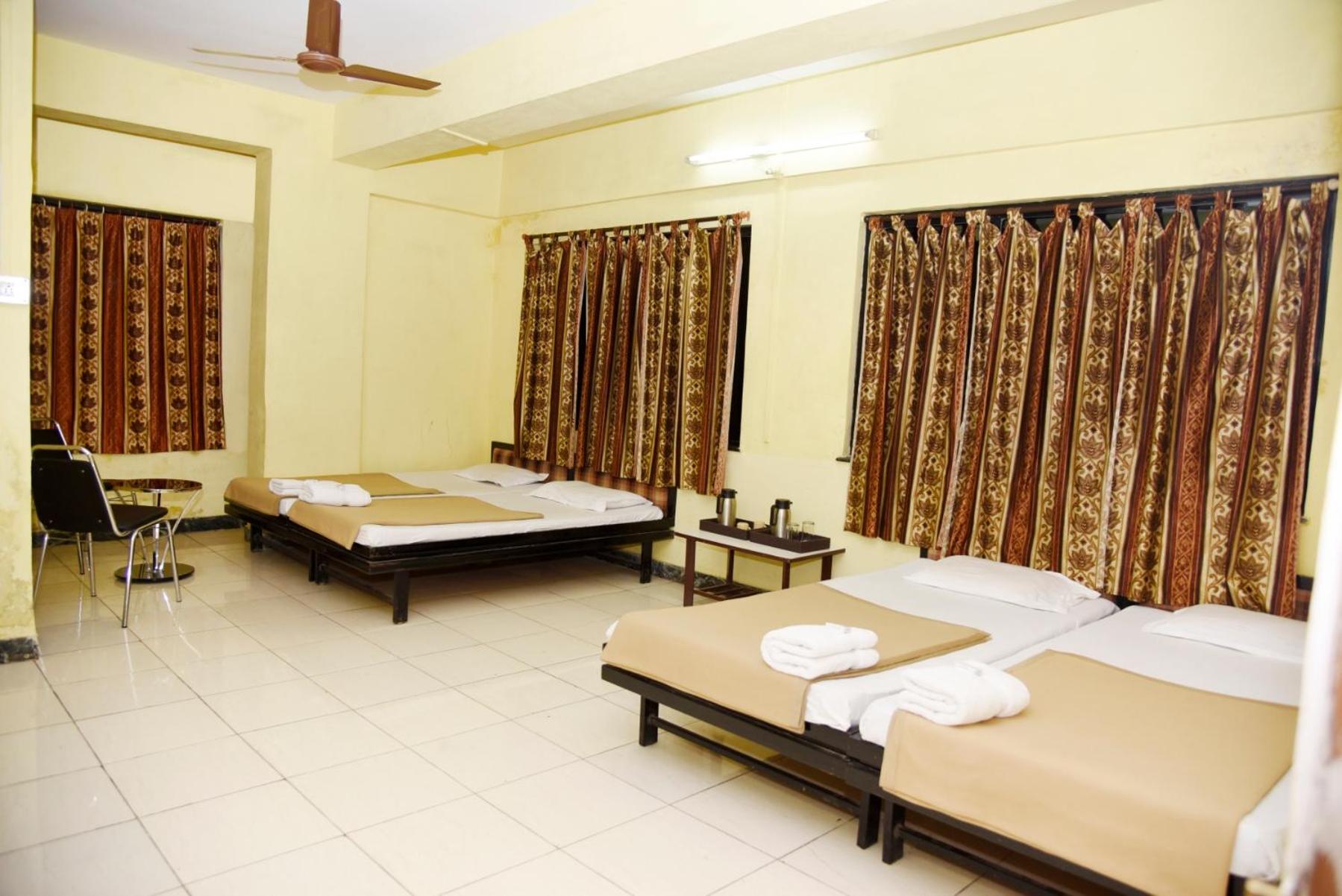 Economy Quadruple Room - Photo 5