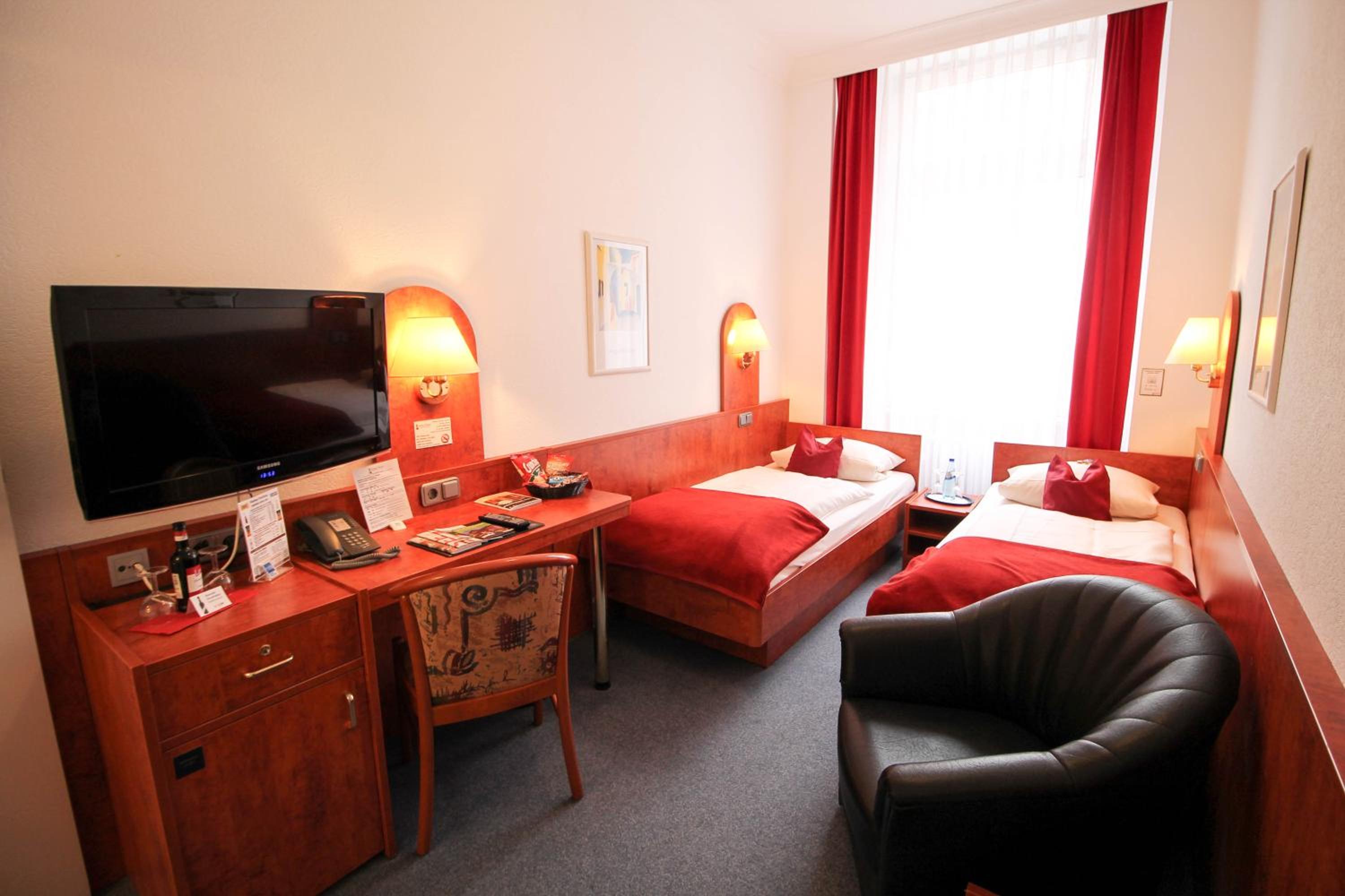 Economy Twin Room - Photo 12