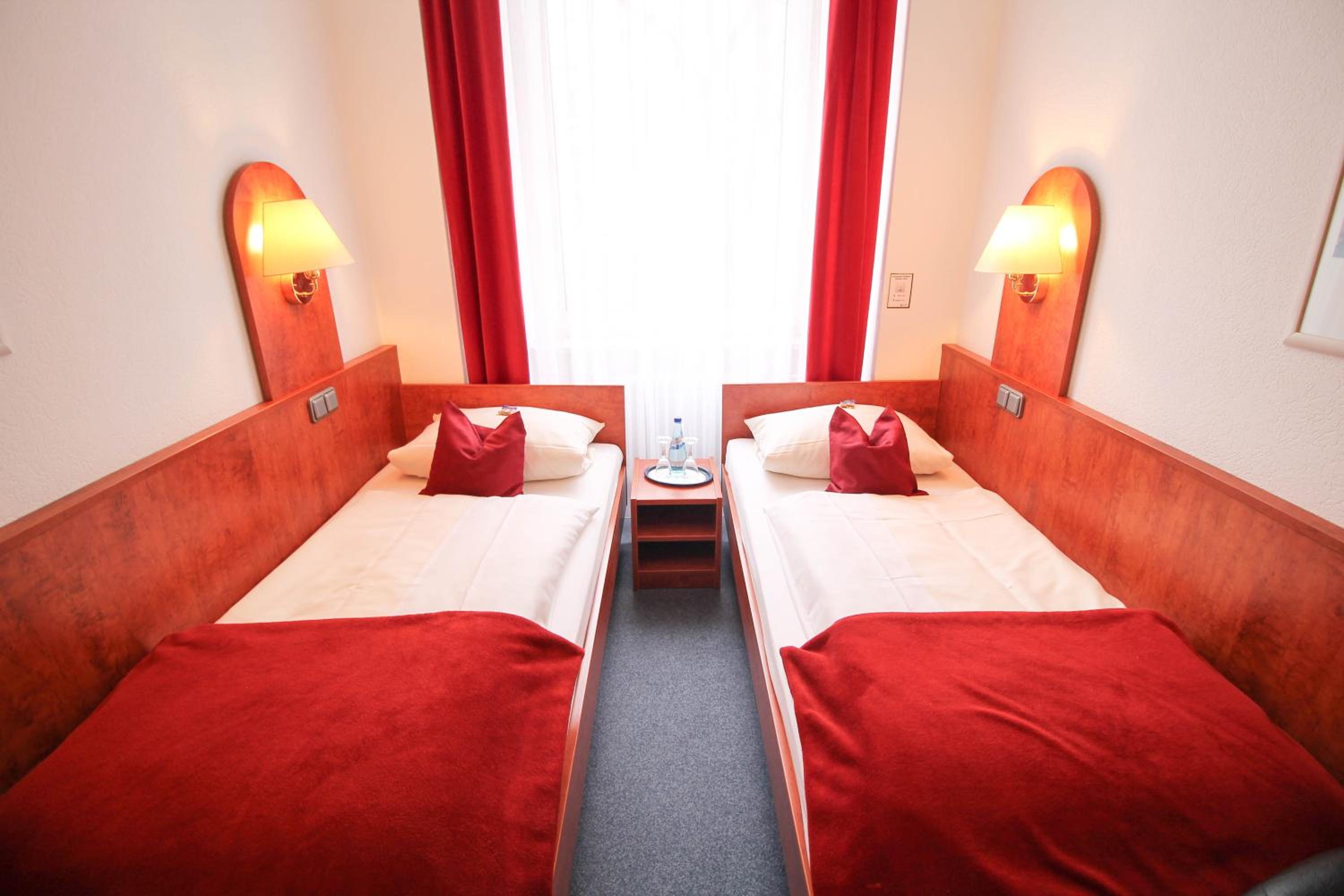 Economy Twin Room - Photo 9