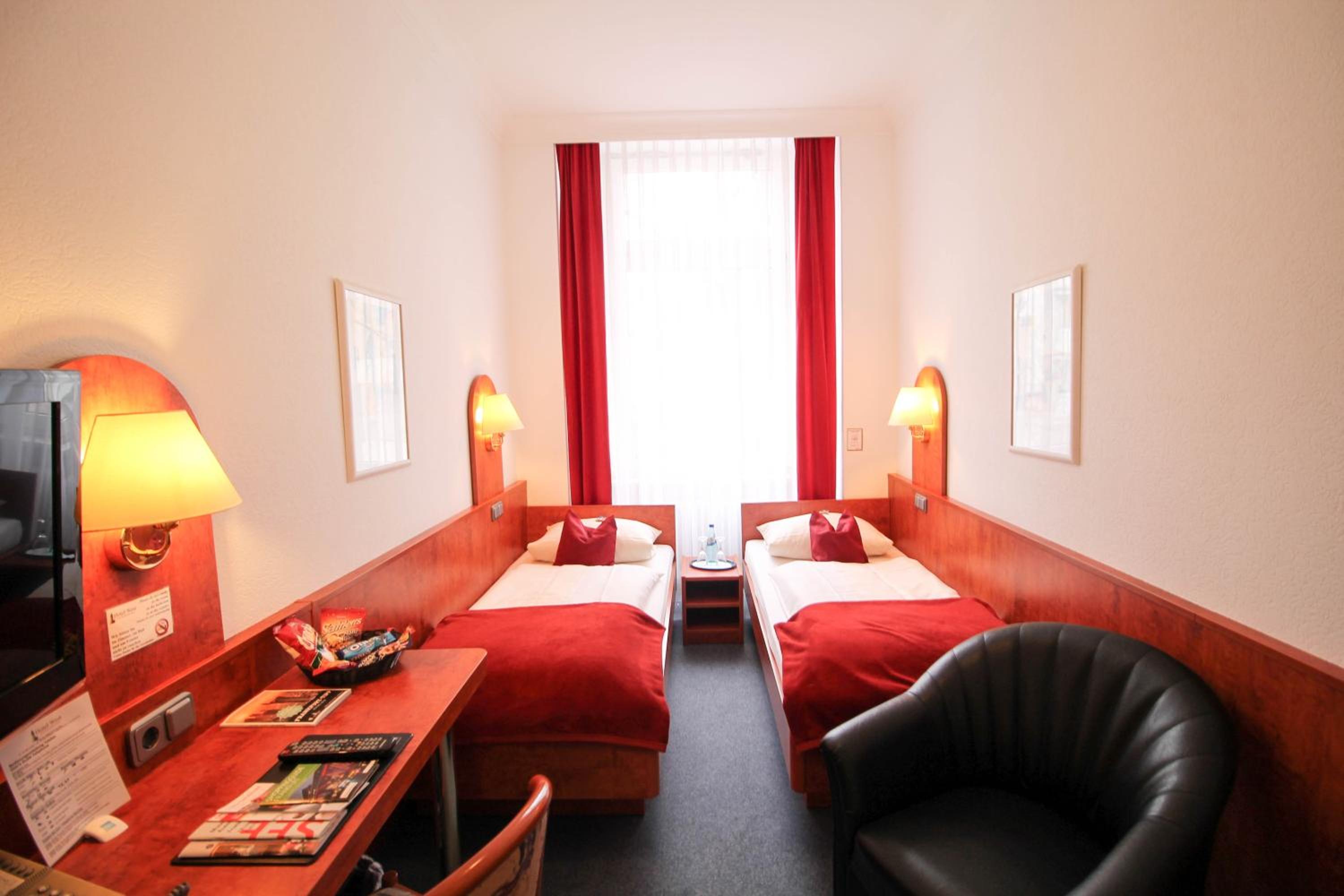 Economy Twin Room - Photo 10