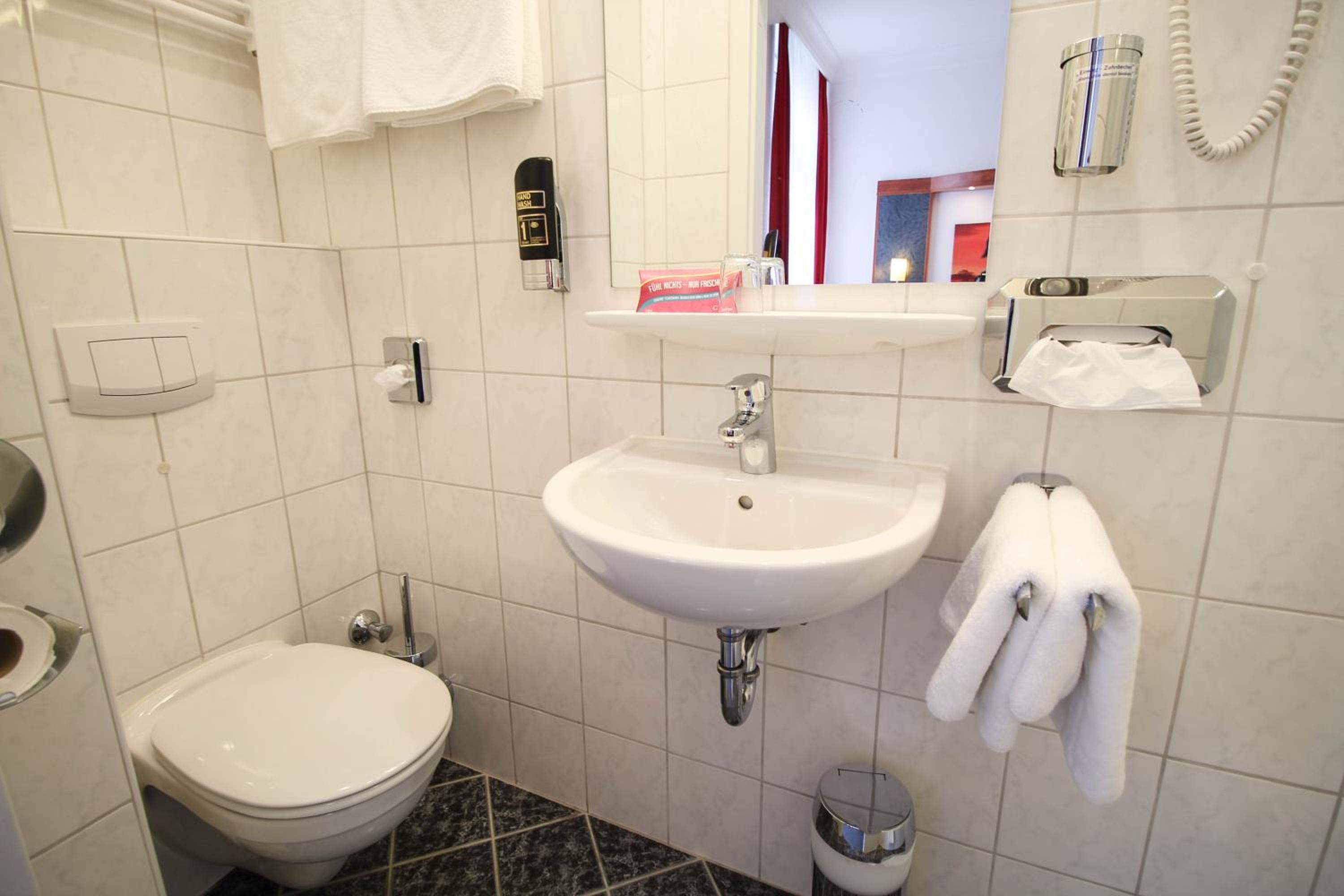 Standard Double Room - Photo 12