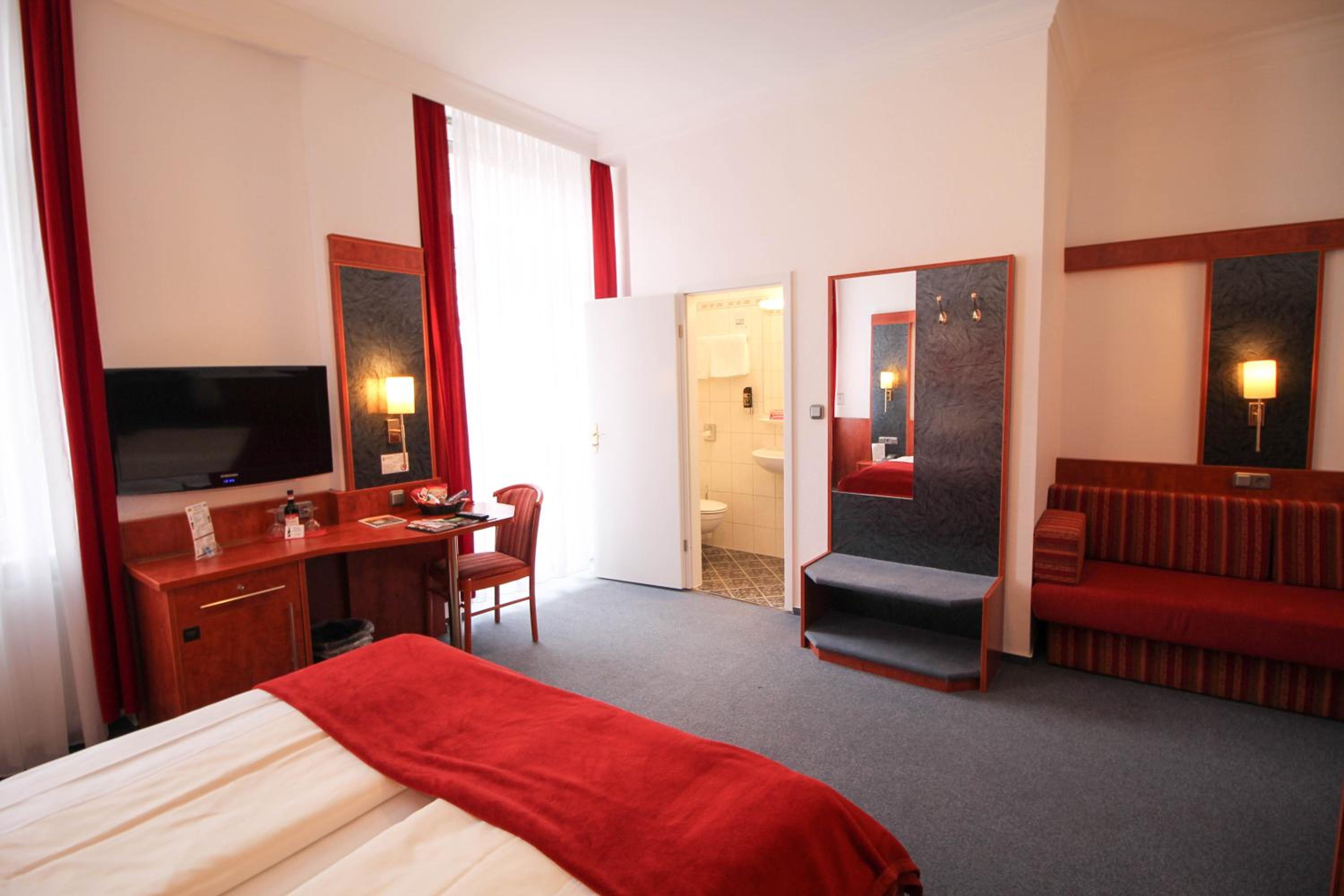 Standard Double Room - Photo 9