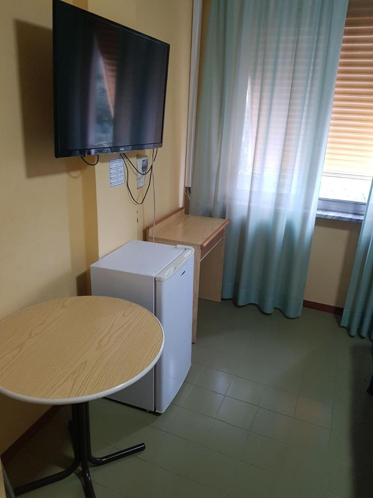 Economy Triple Room - Photo 7