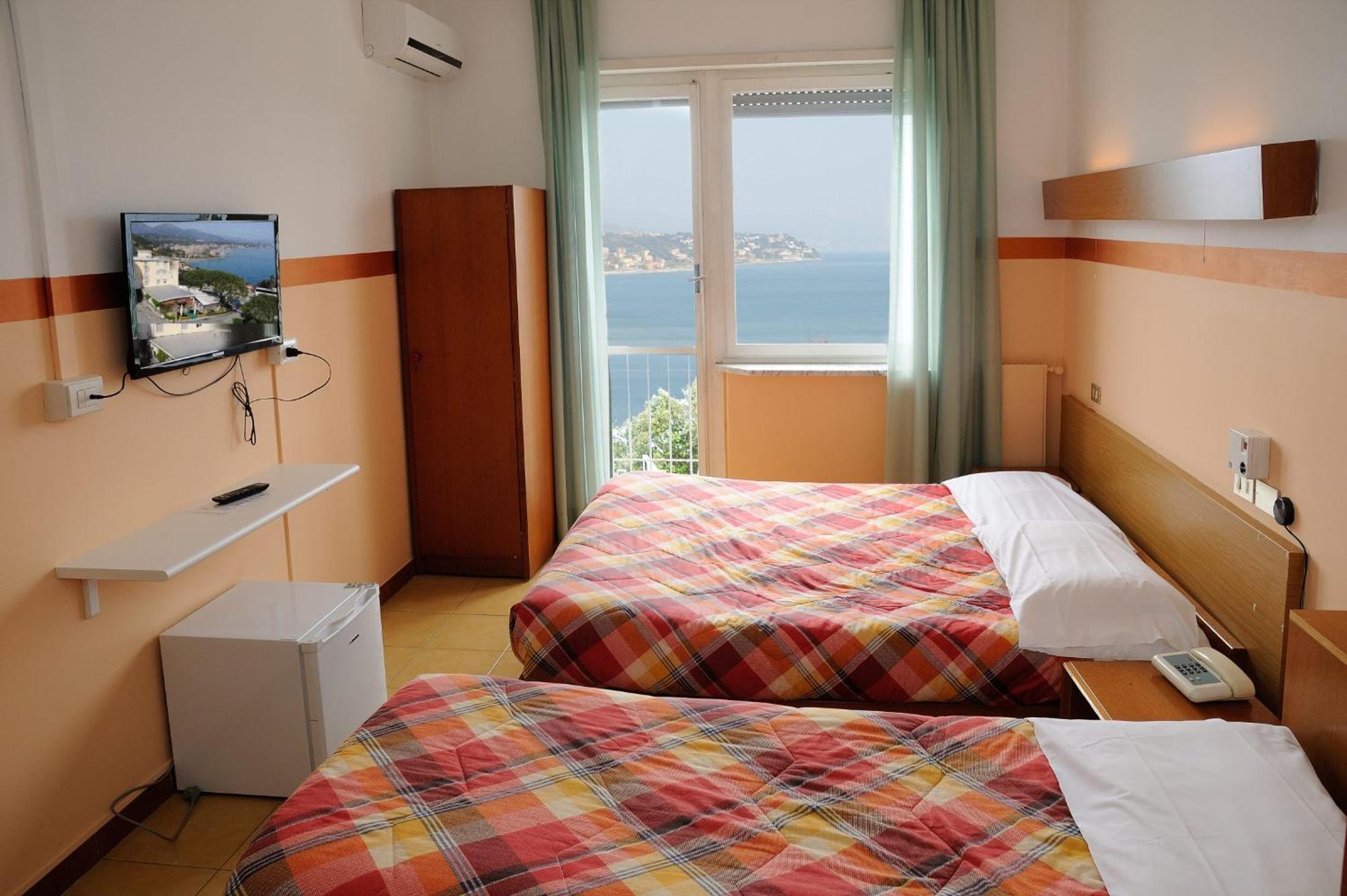 Economy Quadruple Room - Photo 3